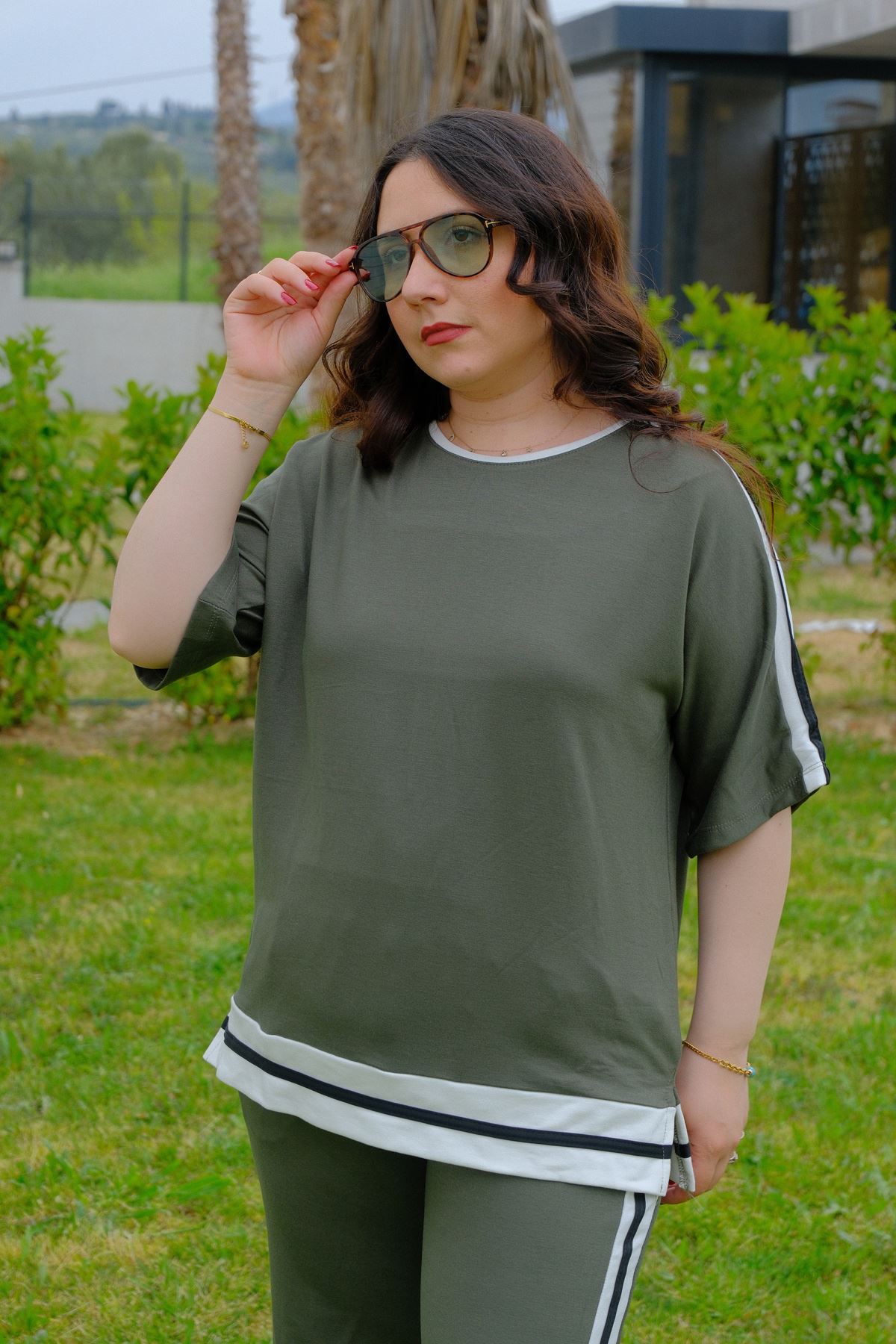 RENKTE BÜYÜK BEDEN ŞERİTLİ HAKİ YEŞİL TAKIM