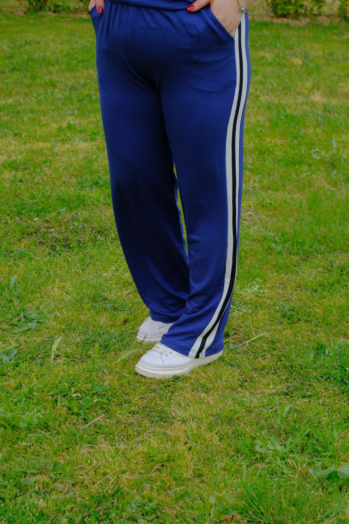 RENKTE BÜYÜK BEDEN ŞERİTLİ LACİVERT TAKIM