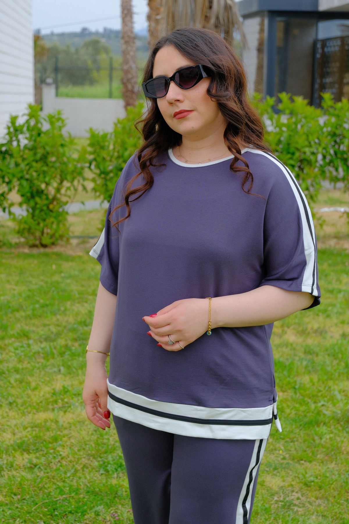 RENKTE BÜYÜK BEDEN ŞERİTLİ ANTRASİT TAKIM