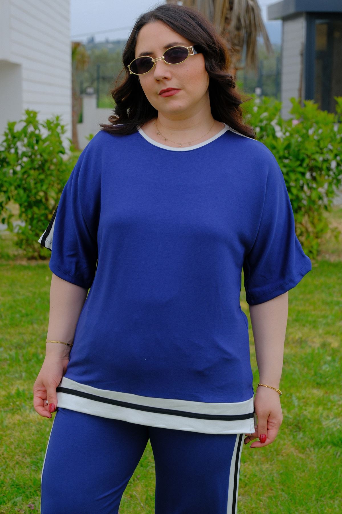 RENKTE BÜYÜK BEDEN ŞERİTLİ LACİVERT TAKIM