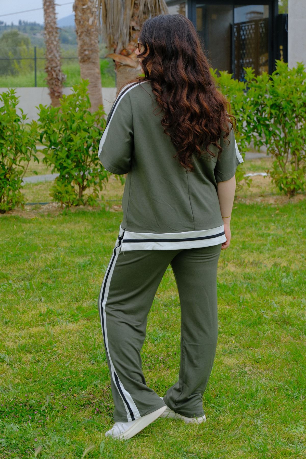 RENKTE BÜYÜK BEDEN ŞERİTLİ HAKİ YEŞİL TAKIM