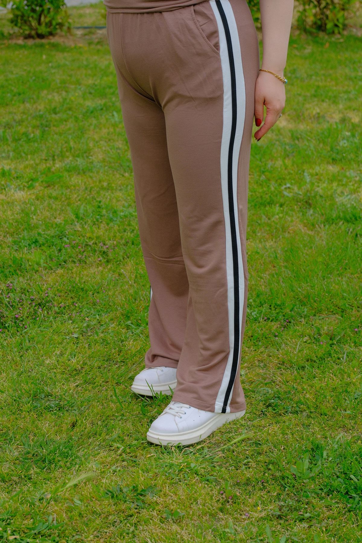 RENKTE BÜYÜK BEDEN ŞERİTLİ KAHVE TAKIM