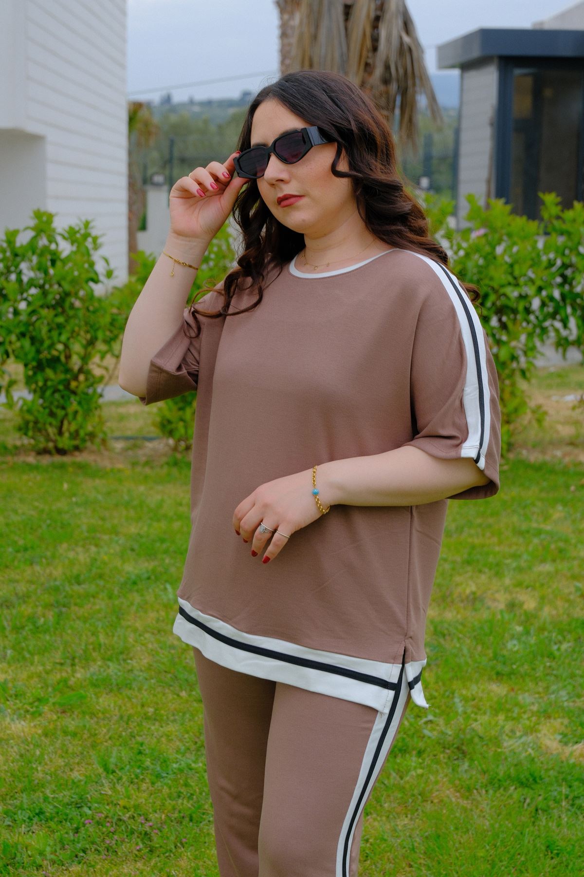 RENKTE BÜYÜK BEDEN ŞERİTLİ KAHVE TAKIM