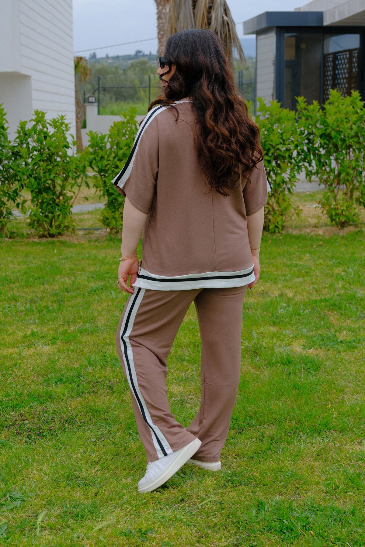 RENKTE BÜYÜK BEDEN ŞERİTLİ KAHVE TAKIM