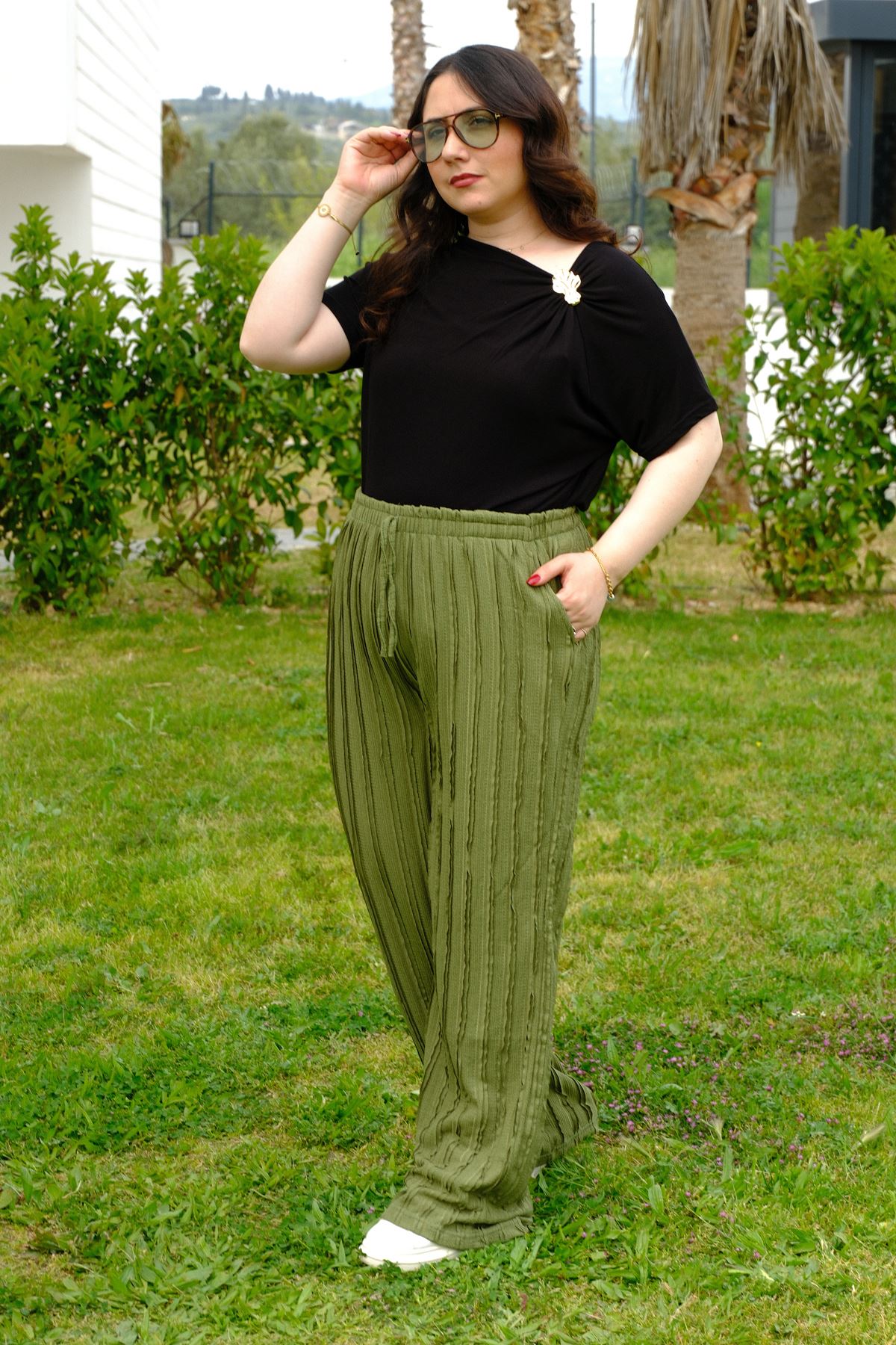 RENKTE BATTAL BEDEN YEŞİL DOKULU TREND PANTOLON