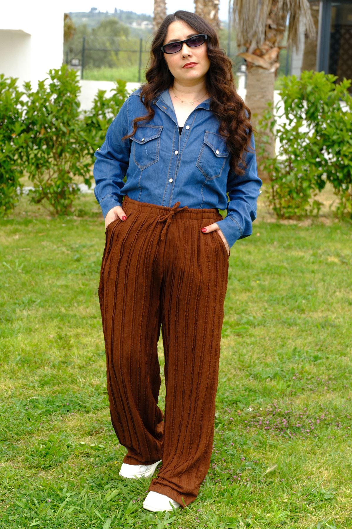 RENKTE BATTAL BEDEN KAHVERENGİ DOKULU TREND PANTOLON