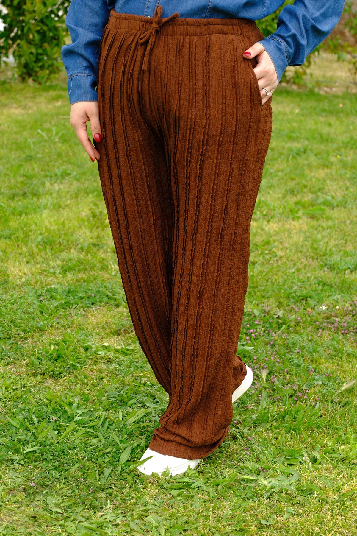 RENKTE BATTAL BEDEN KAHVERENGİ DOKULU TREND PANTOLON