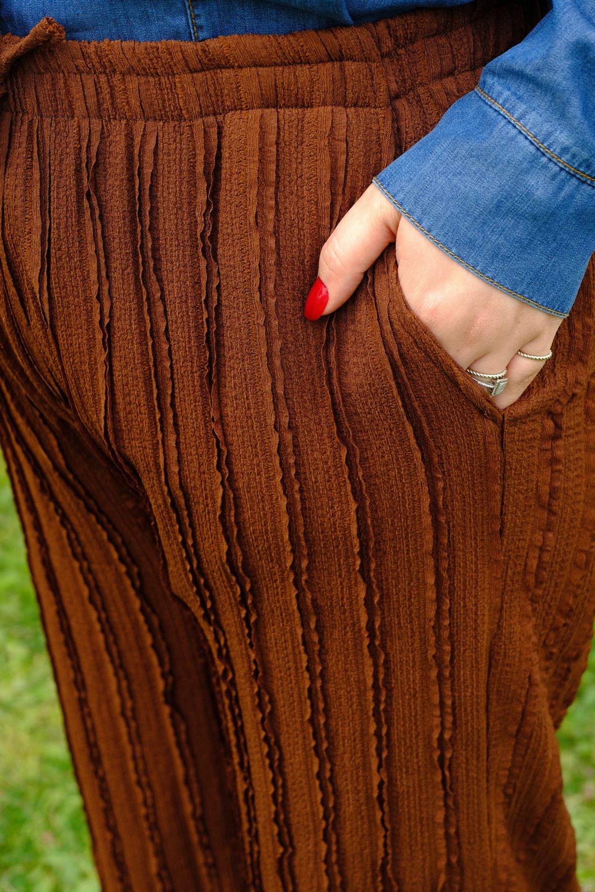 RENKTE BATTAL BEDEN KAHVERENGİ DOKULU TREND PANTOLON