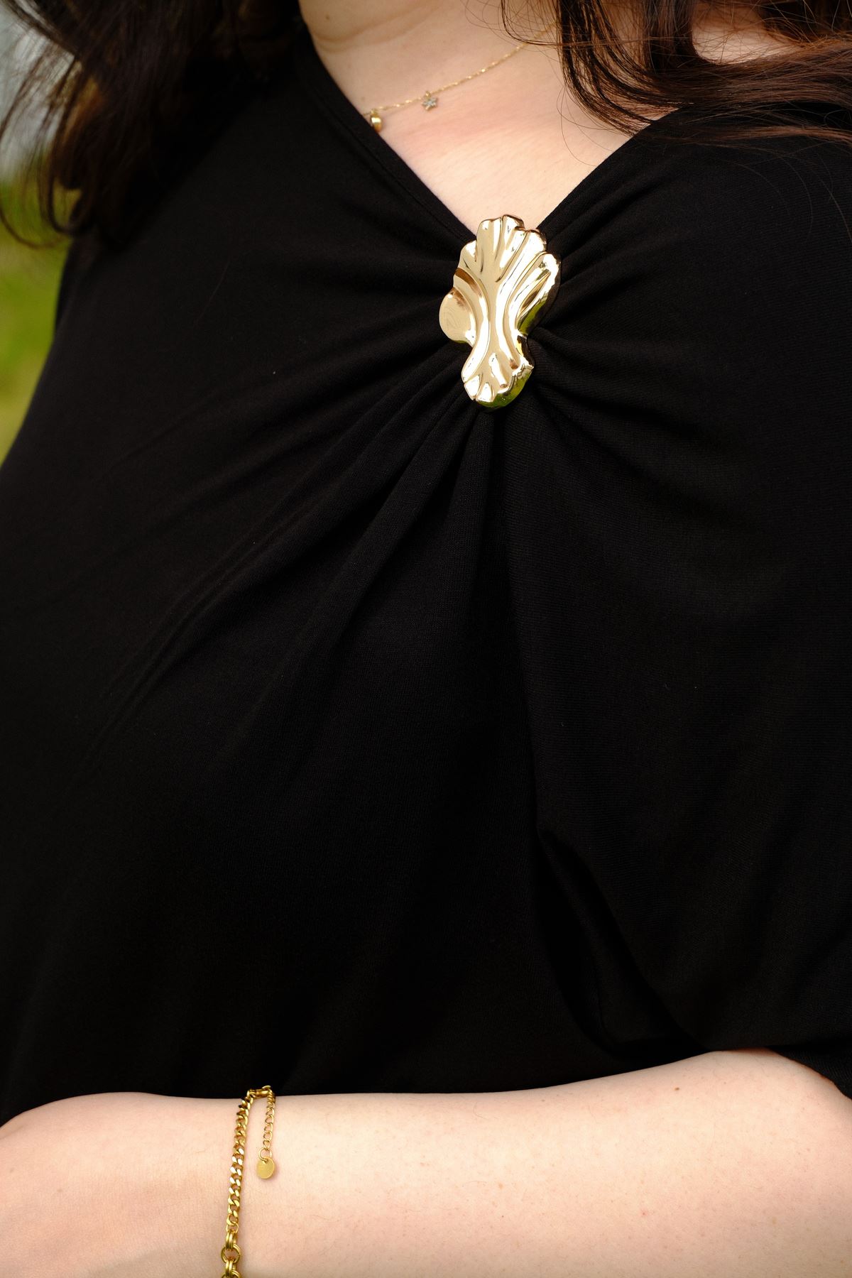 RENKTE BÜYÜK BEDEN YAKASI TOKALI SİYAH BLUZ