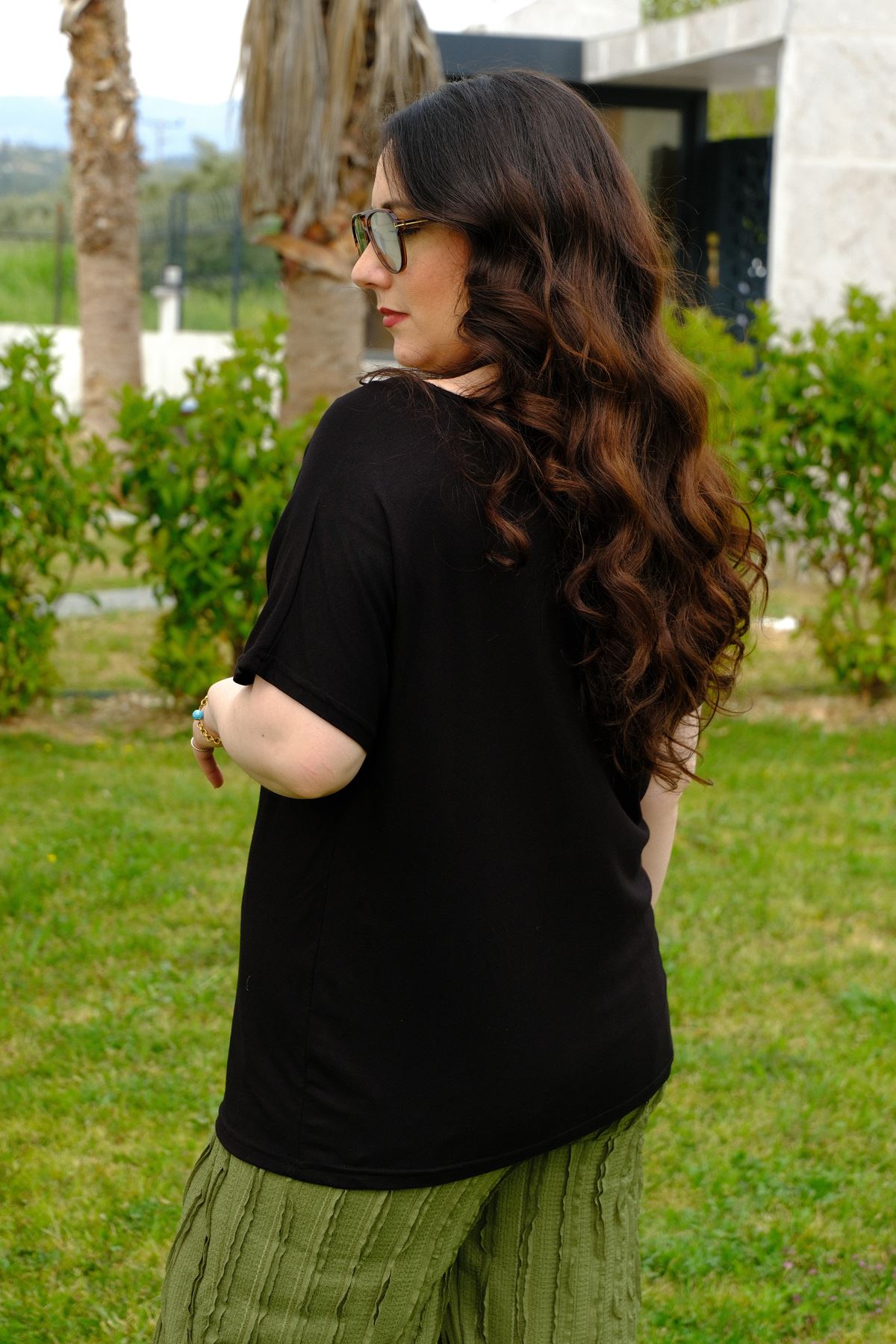 RENKTE BÜYÜK BEDEN YAKASI TOKALI SİYAH BLUZ