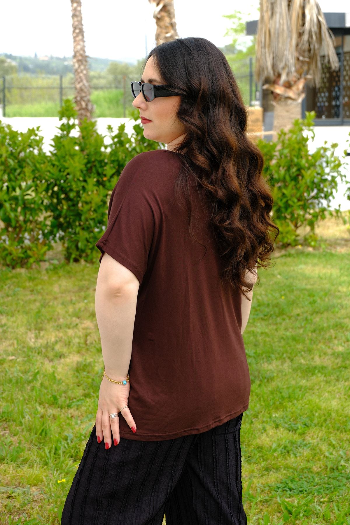 RENKTE BÜYÜK BEDEN YAKASI TOKALI KAHVERENGİ BLUZ