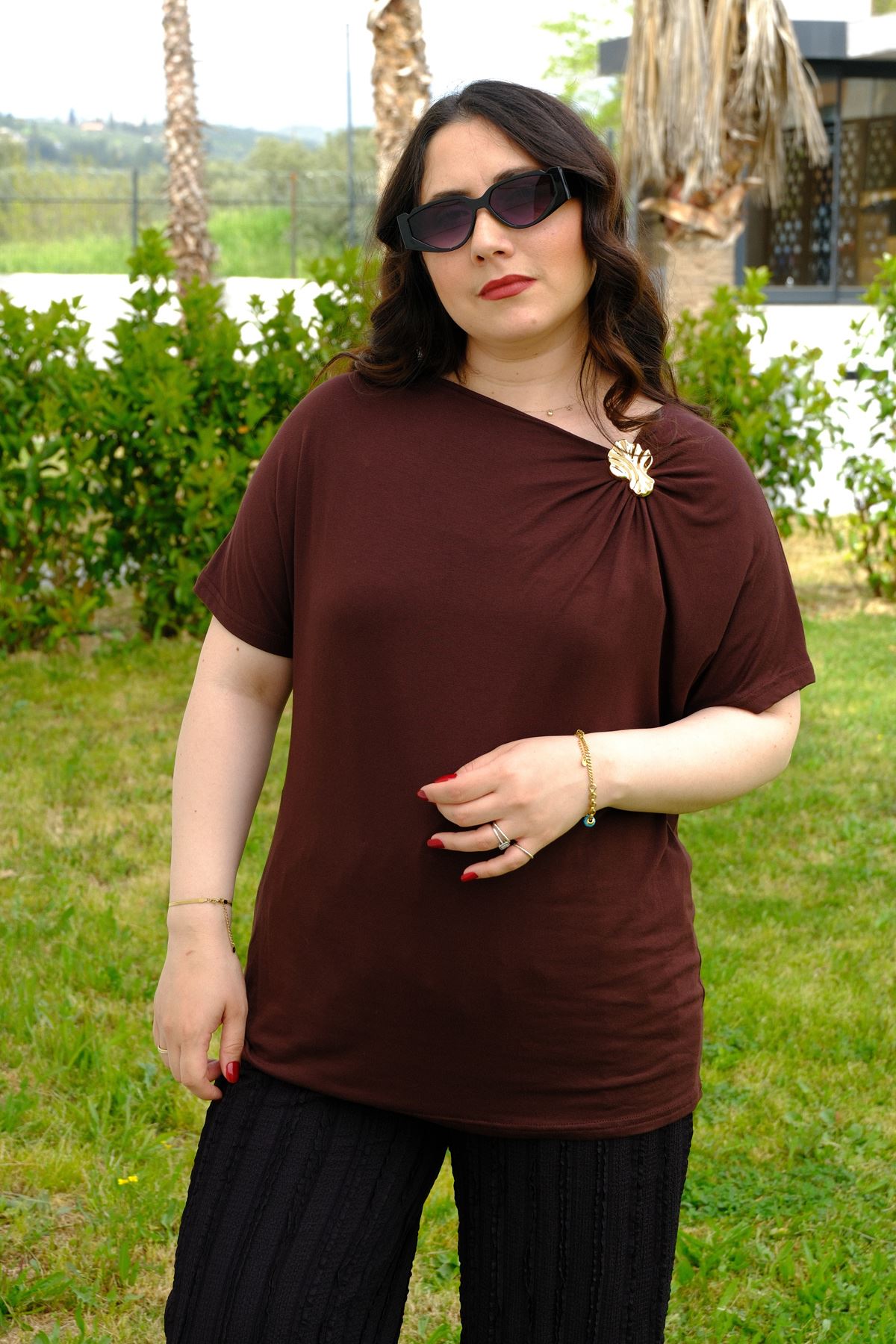 RENKTE BÜYÜK BEDEN YAKASI TOKALI KAHVERENGİ BLUZ