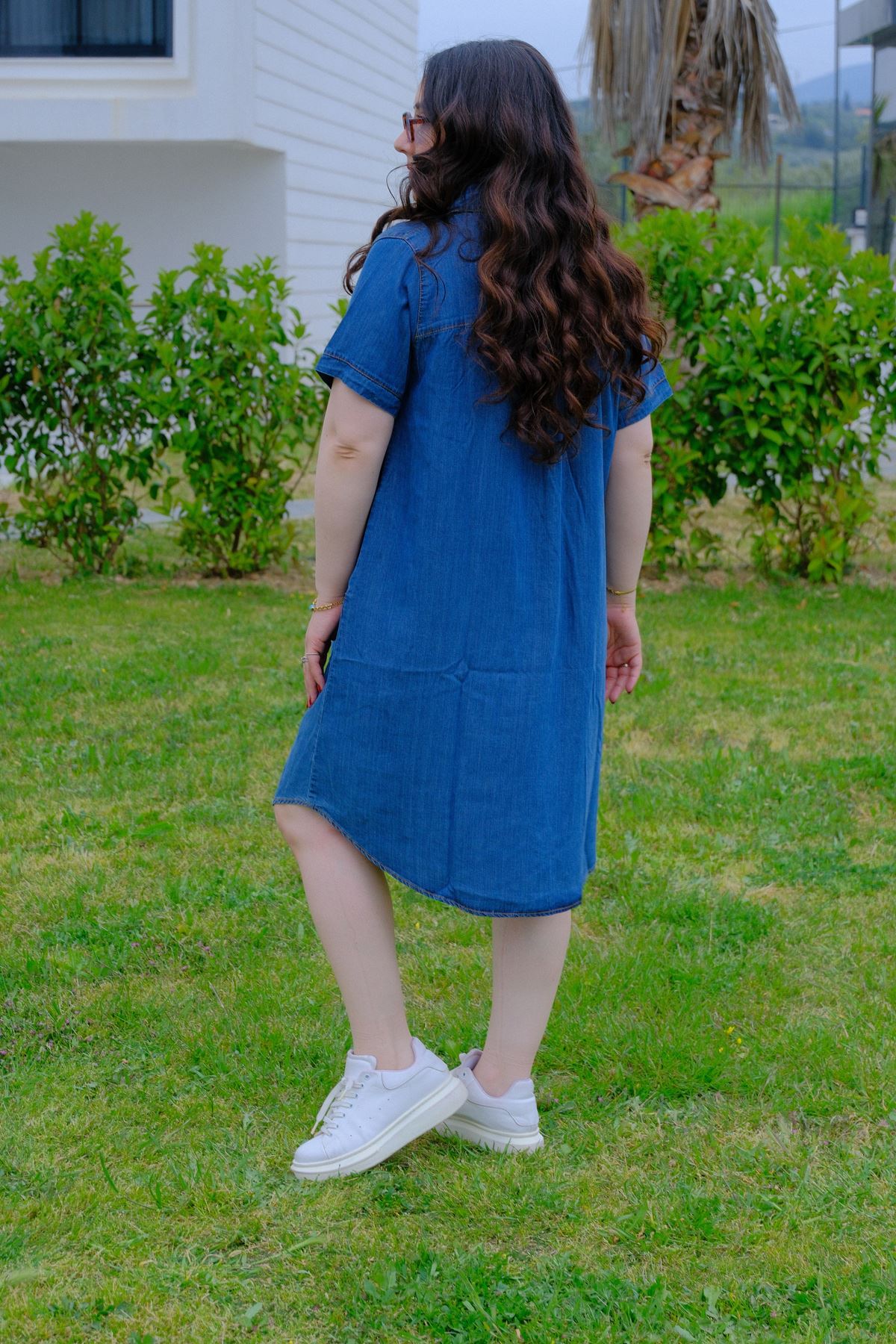 RENKTE BÜYÜK BEDEN CEPLİ KOT ELBİSE