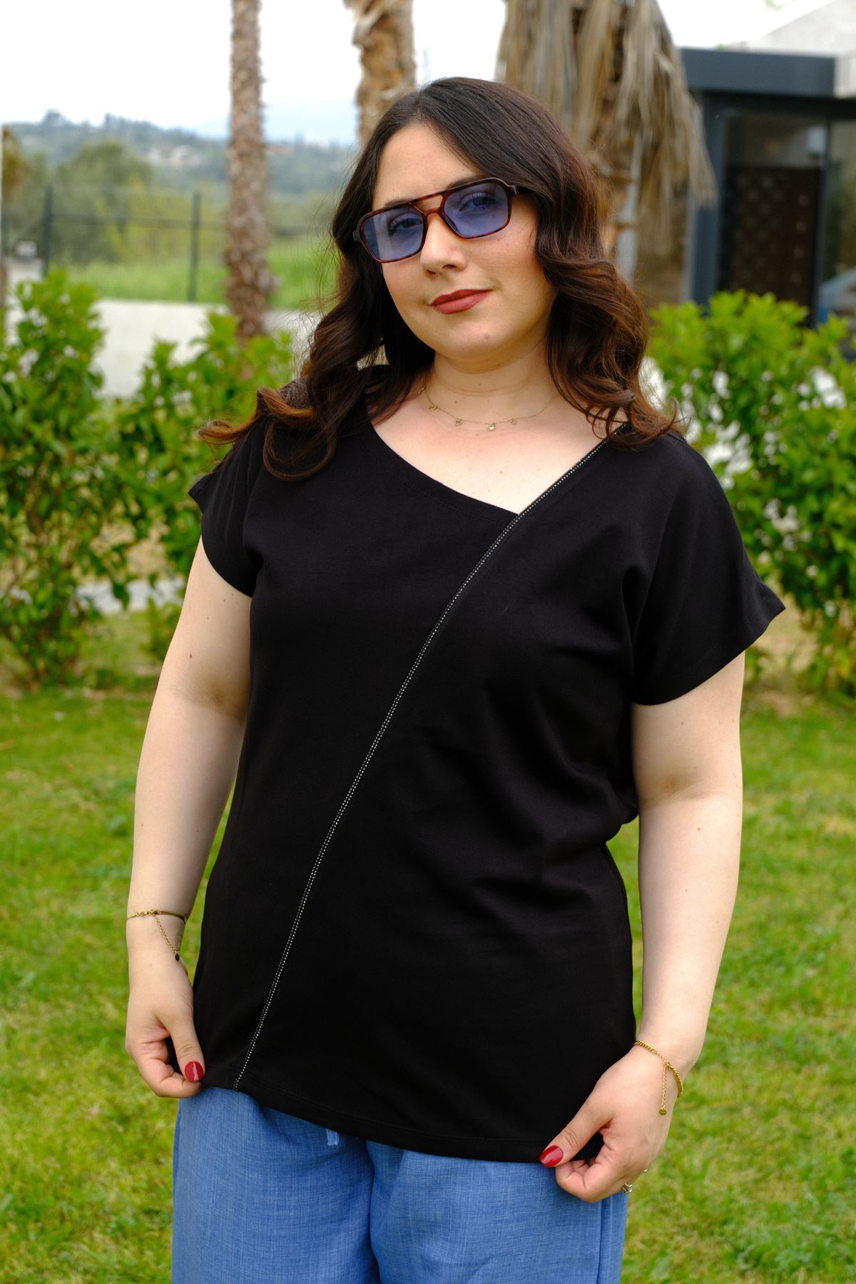 RENKTE BÜYÜK BEDEN SİMLİ SİYAH BLUZ