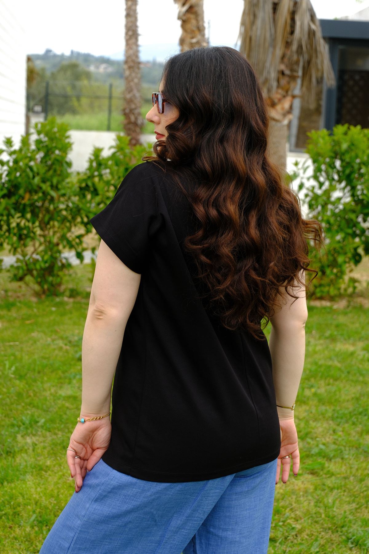 RENKTE BÜYÜK BEDEN SİMLİ SİYAH BLUZ