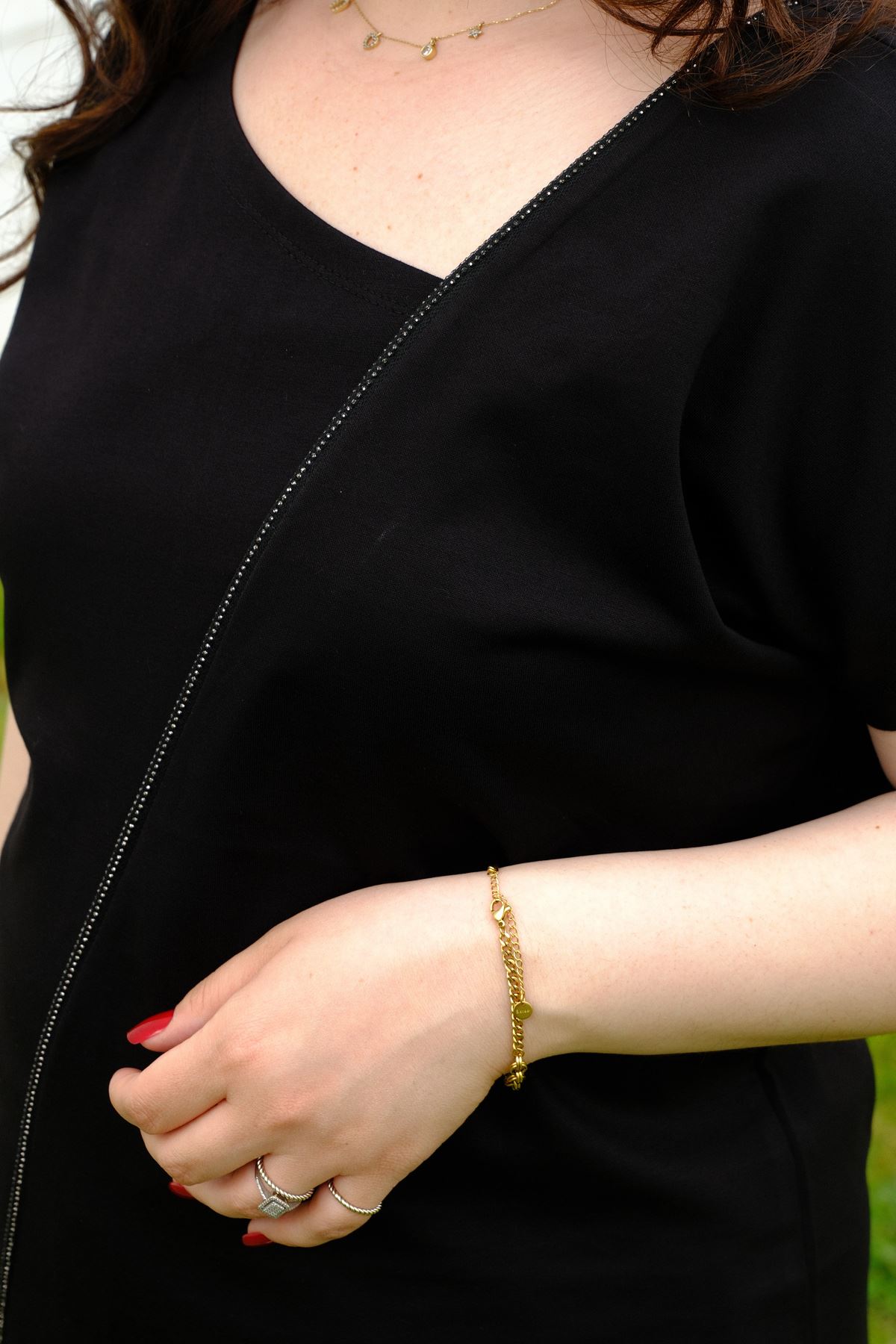 RENKTE BÜYÜK BEDEN SİMLİ SİYAH BLUZ