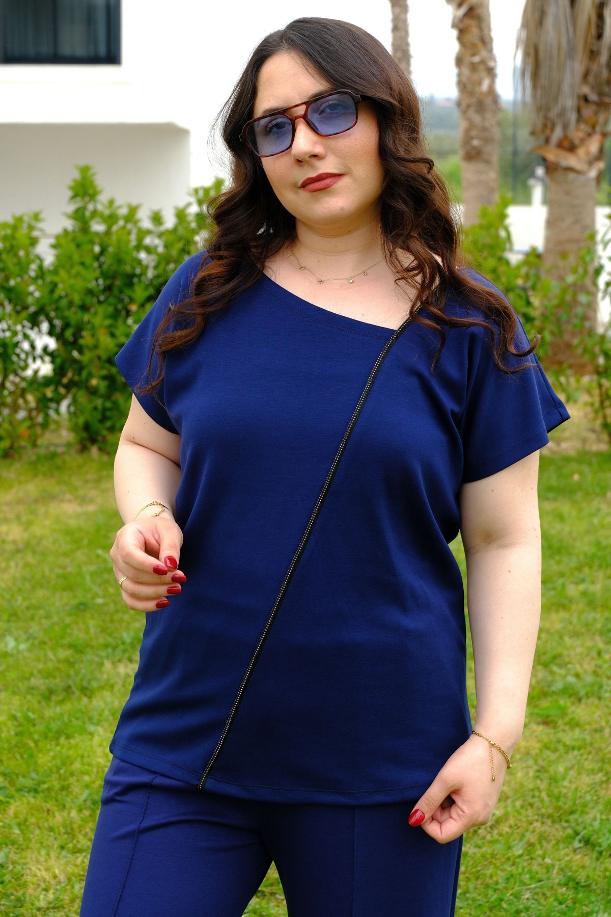 RENKTE BÜYÜK BEDEN SİMLİ LACİVERT BLUZ