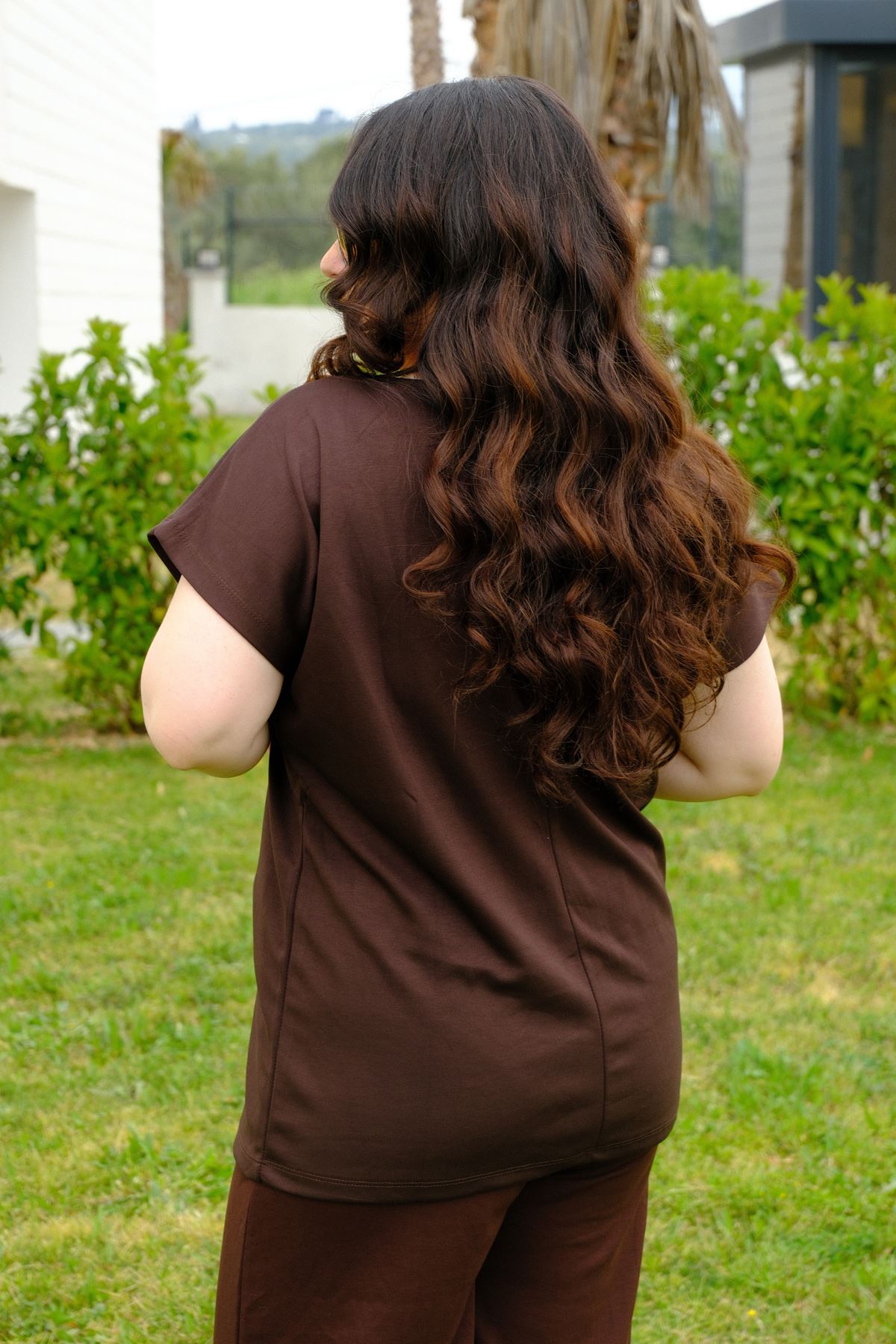 RENKTE BÜYÜK BEDEN SİMLİ KAHVERENGİ BLUZ