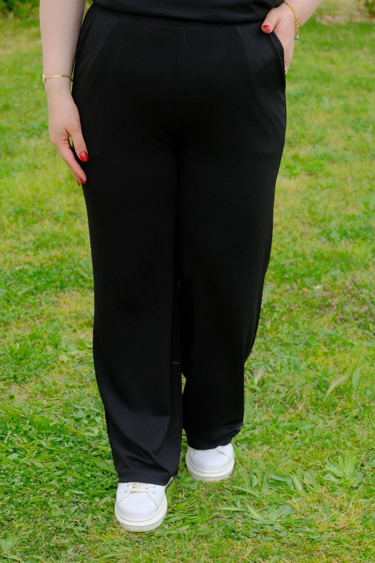 RENKTE GENİŞ KESİM DANTELLİ SİYAH MODAL TAKIM