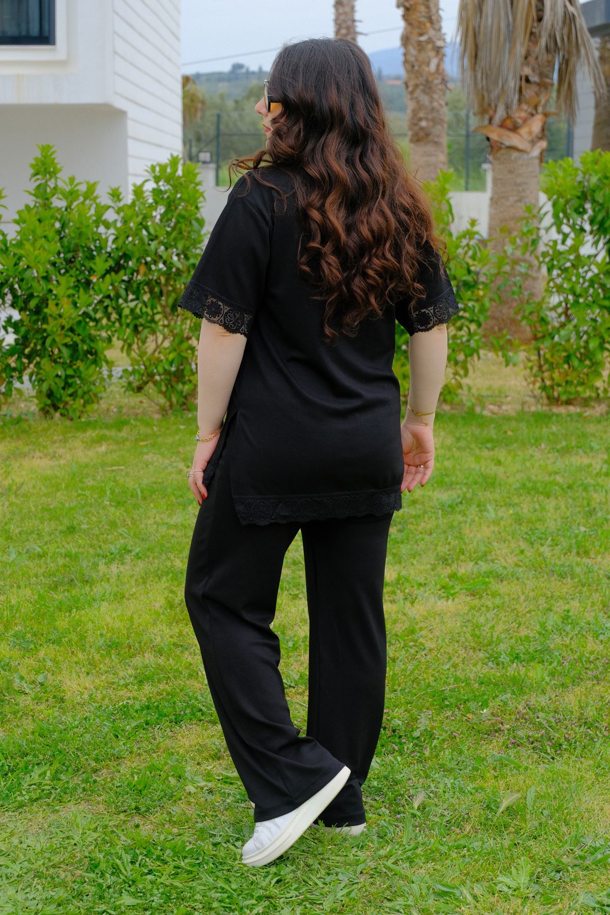 RENKTE GENİŞ KESİM DANTELLİ SİYAH MODAL TAKIM