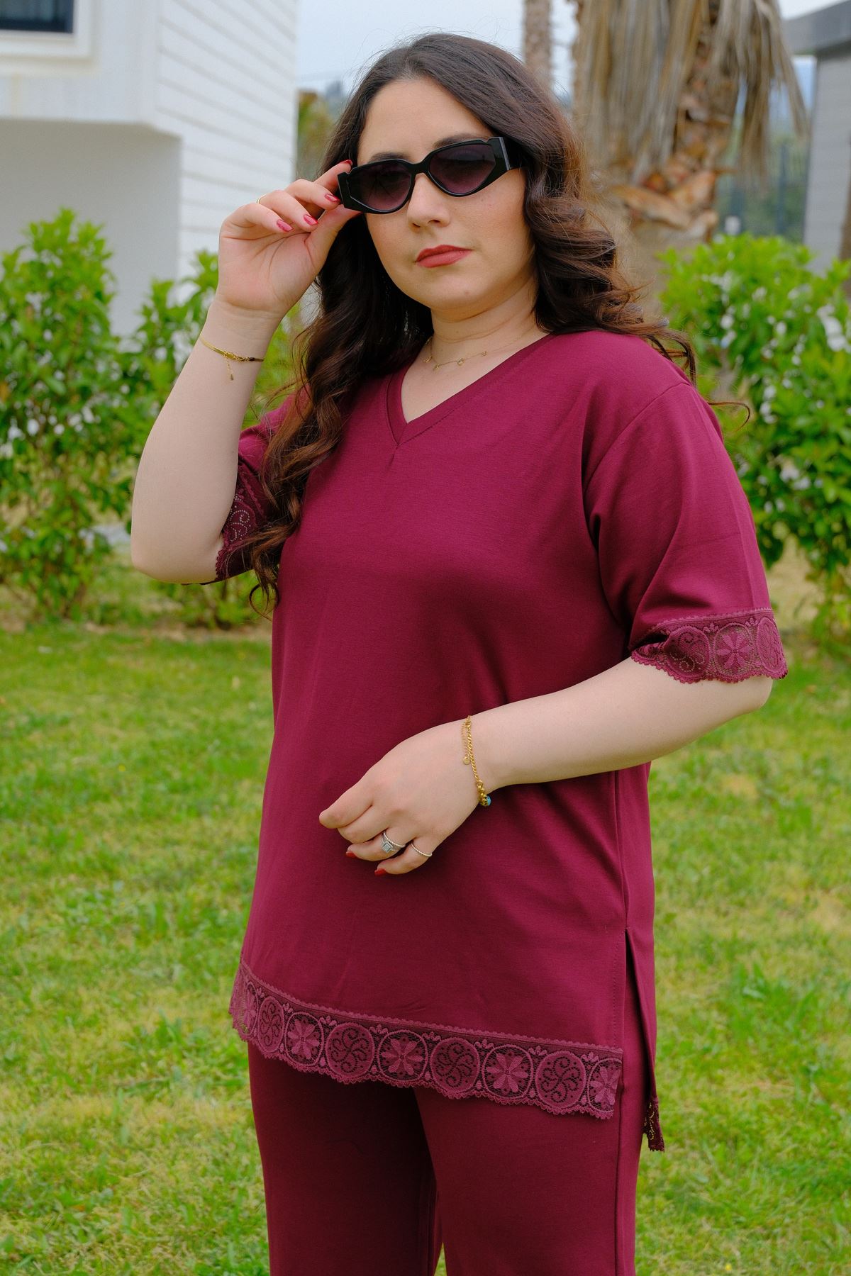 RENKTE GENİŞ KESİM DANTELLİ BORDO MODAL TAKIM