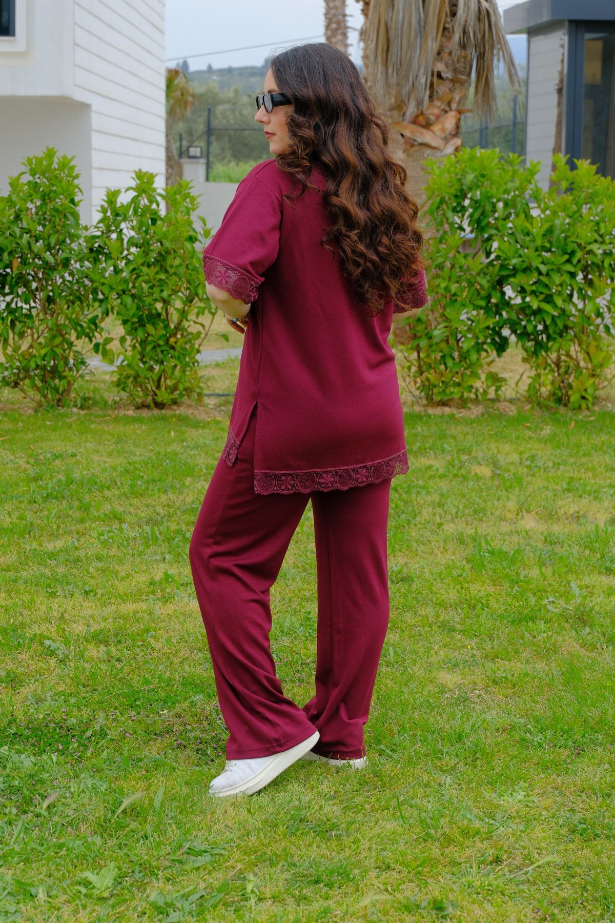 RENKTE GENİŞ KESİM DANTELLİ BORDO MODAL TAKIM