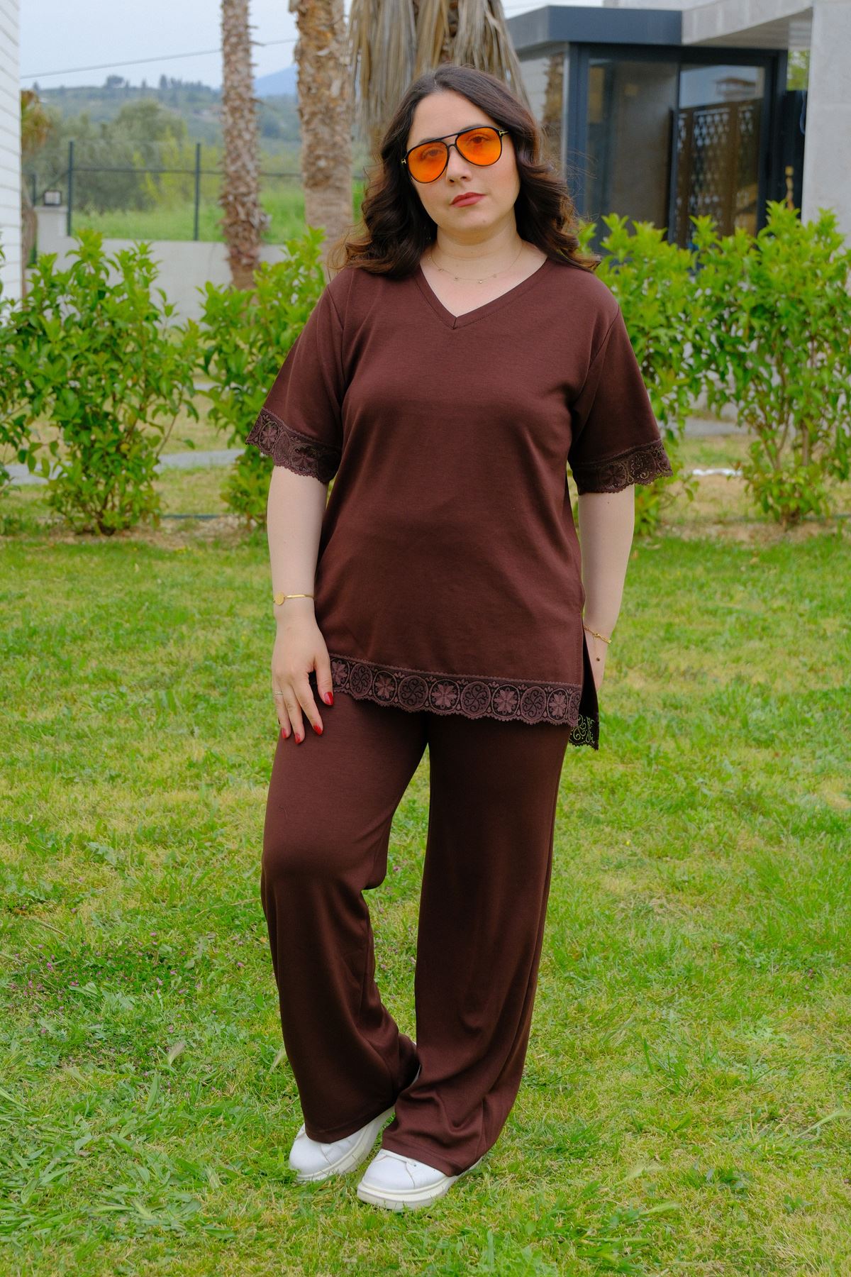 RENKTE GENİŞ KESİM DANTELLİ KAHVERENGİ MODAL TAKIM