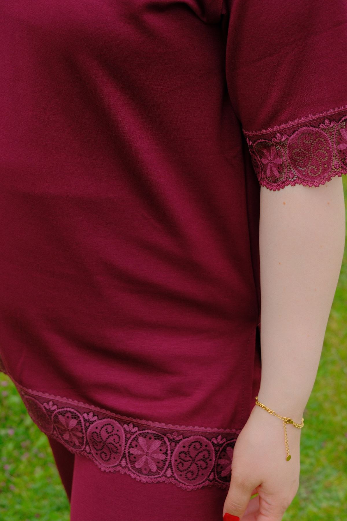 RENKTE GENİŞ KESİM DANTELLİ BORDO MODAL TAKIM