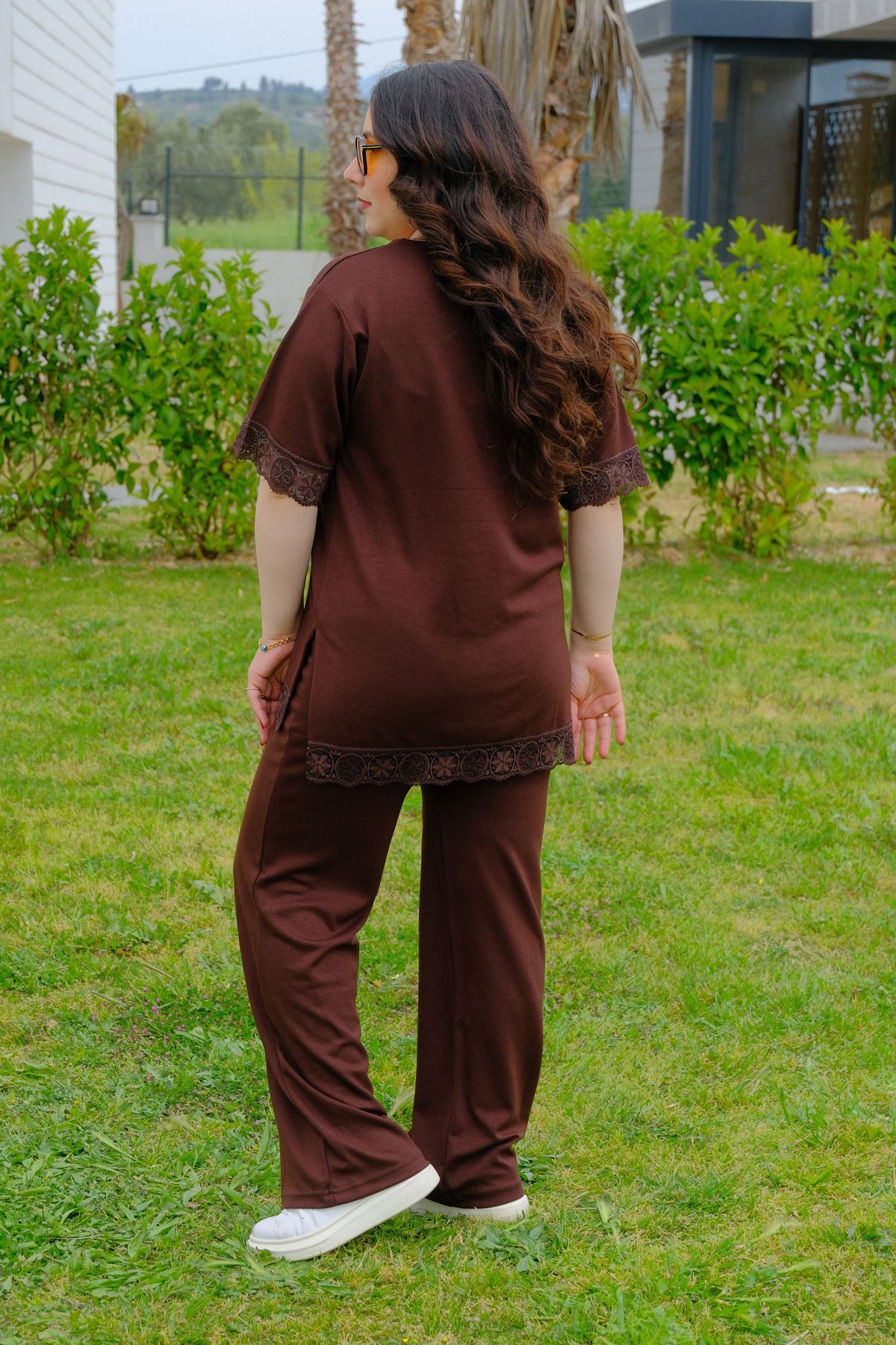 RENKTE GENİŞ KESİM DANTELLİ KAHVERENGİ MODAL TAKIM