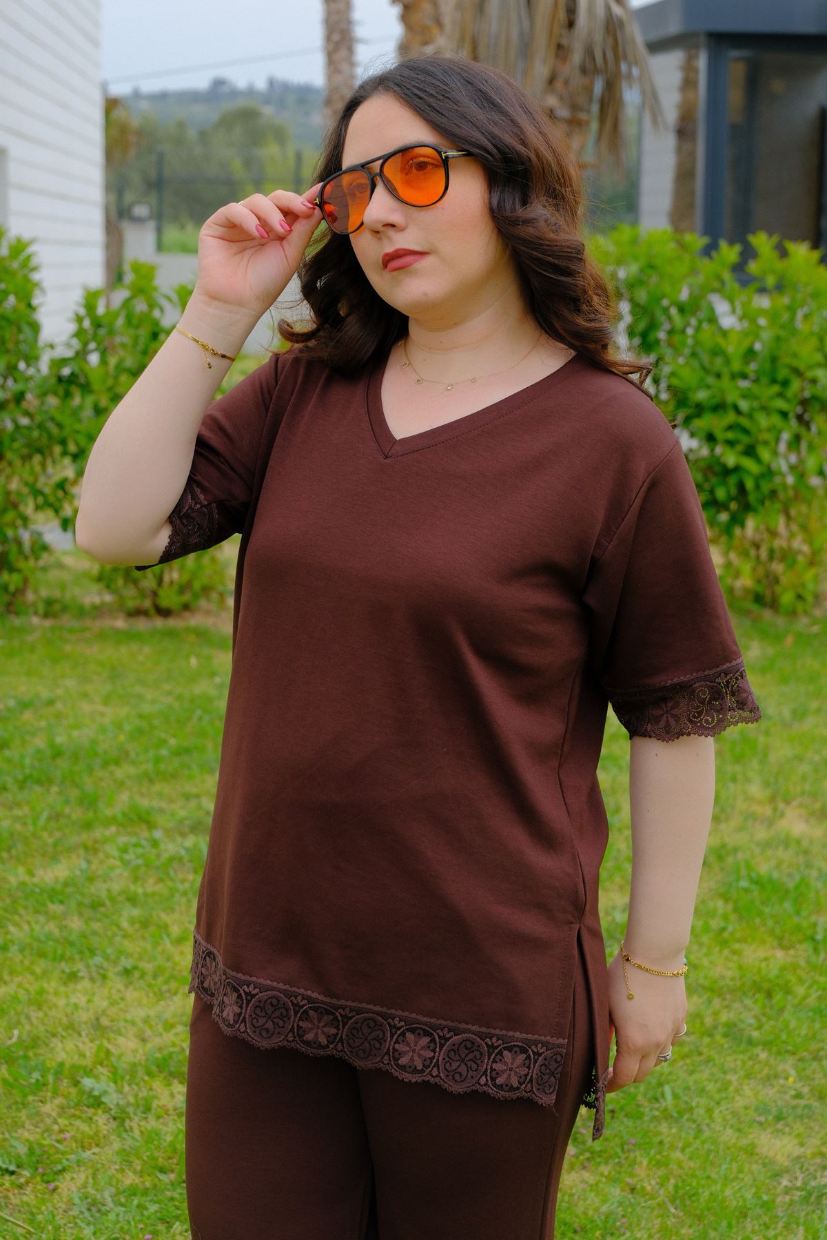 RENKTE GENİŞ KESİM DANTELLİ KAHVERENGİ MODAL TAKIM