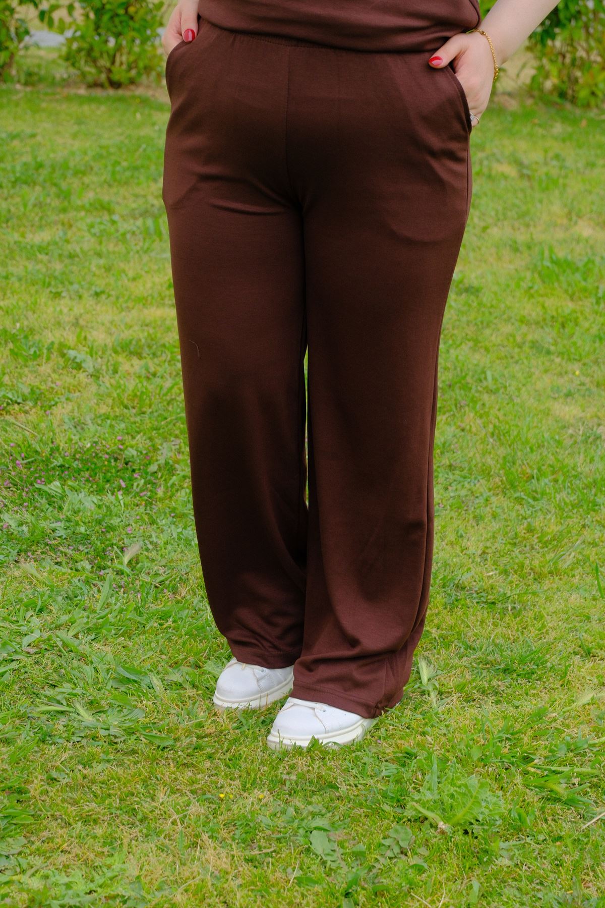 RENKTE GENİŞ KESİM DANTELLİ KAHVERENGİ MODAL TAKIM