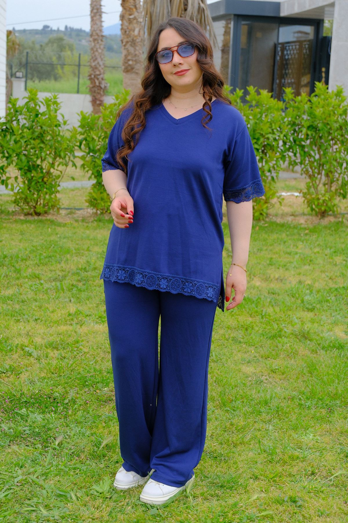 RENKTE GENİŞ KESİM DANTELLİ LACİVERT MODAL TAKIM