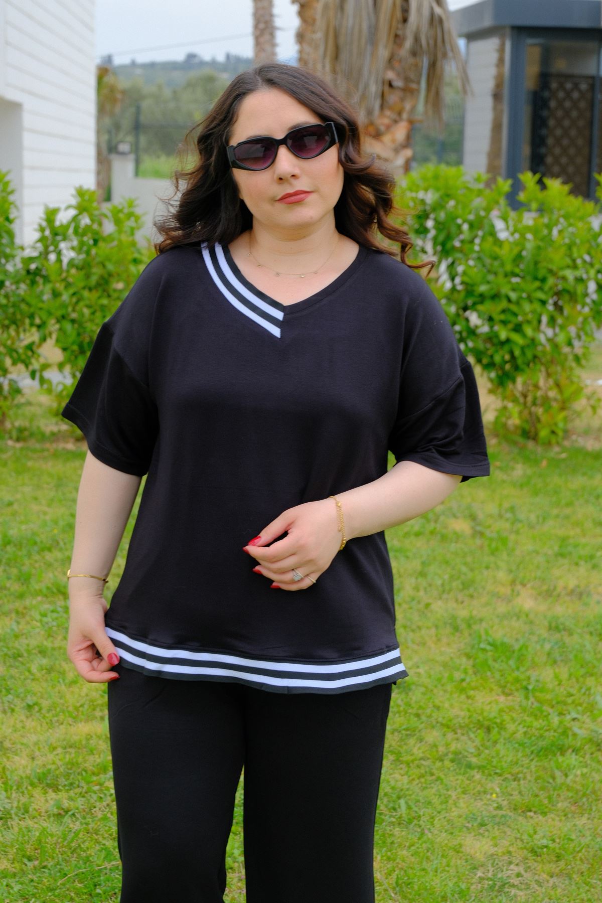 RENKTE BÜYÜK BEDEN SİYAH ŞERİT DETAYLI TAKIM