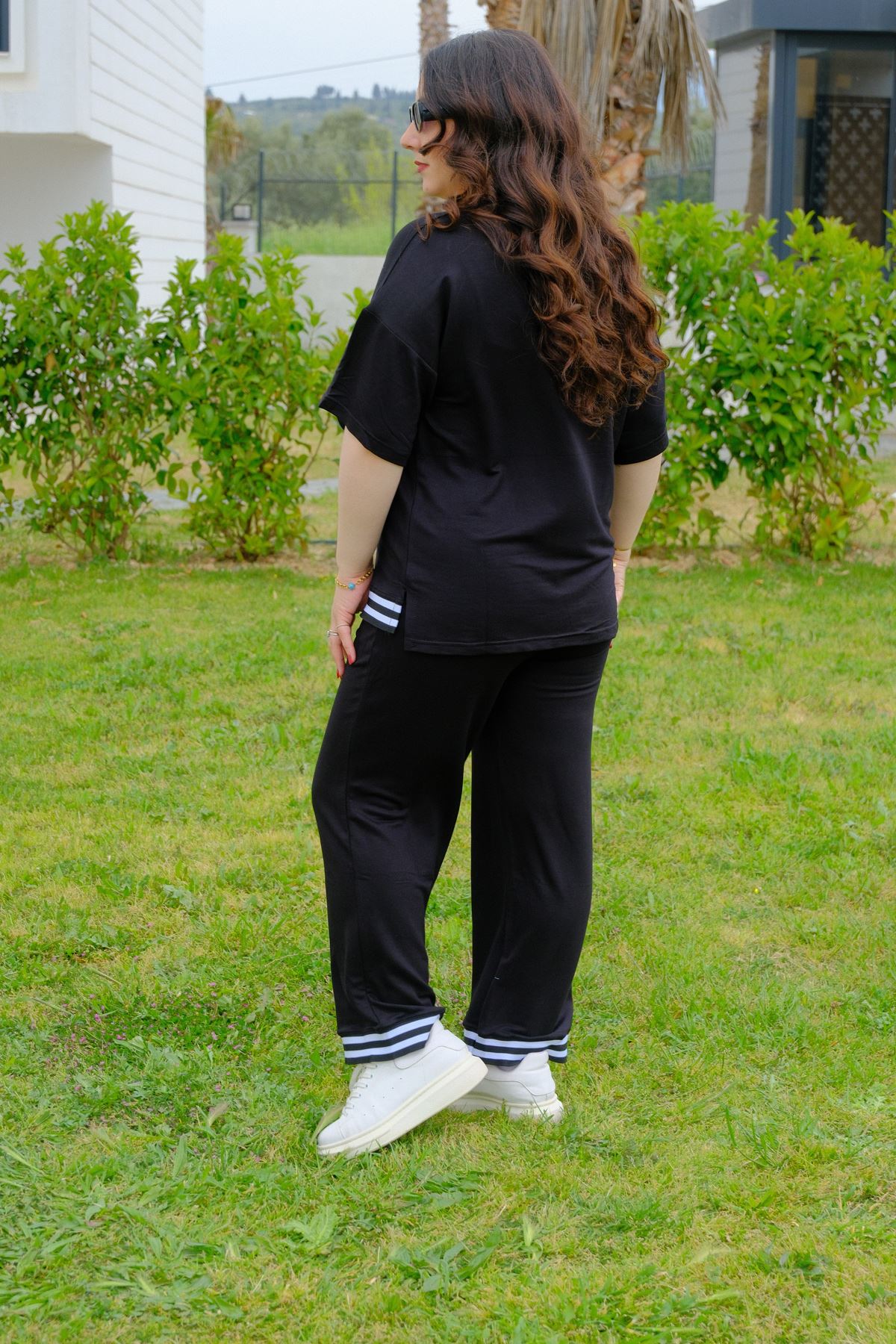 RENKTE BÜYÜK BEDEN SİYAH ŞERİT DETAYLI TAKIM