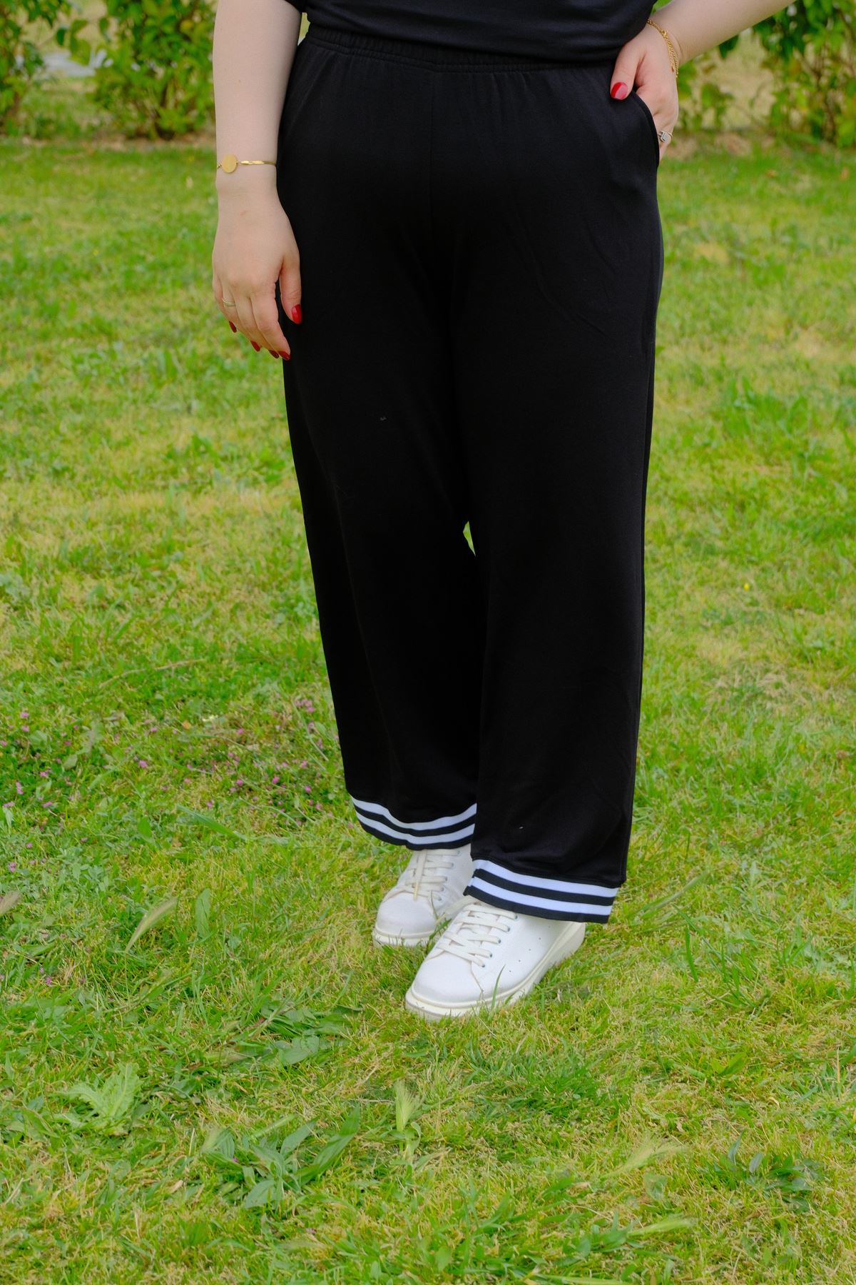 RENKTE BÜYÜK BEDEN SİYAH ŞERİT DETAYLI TAKIM