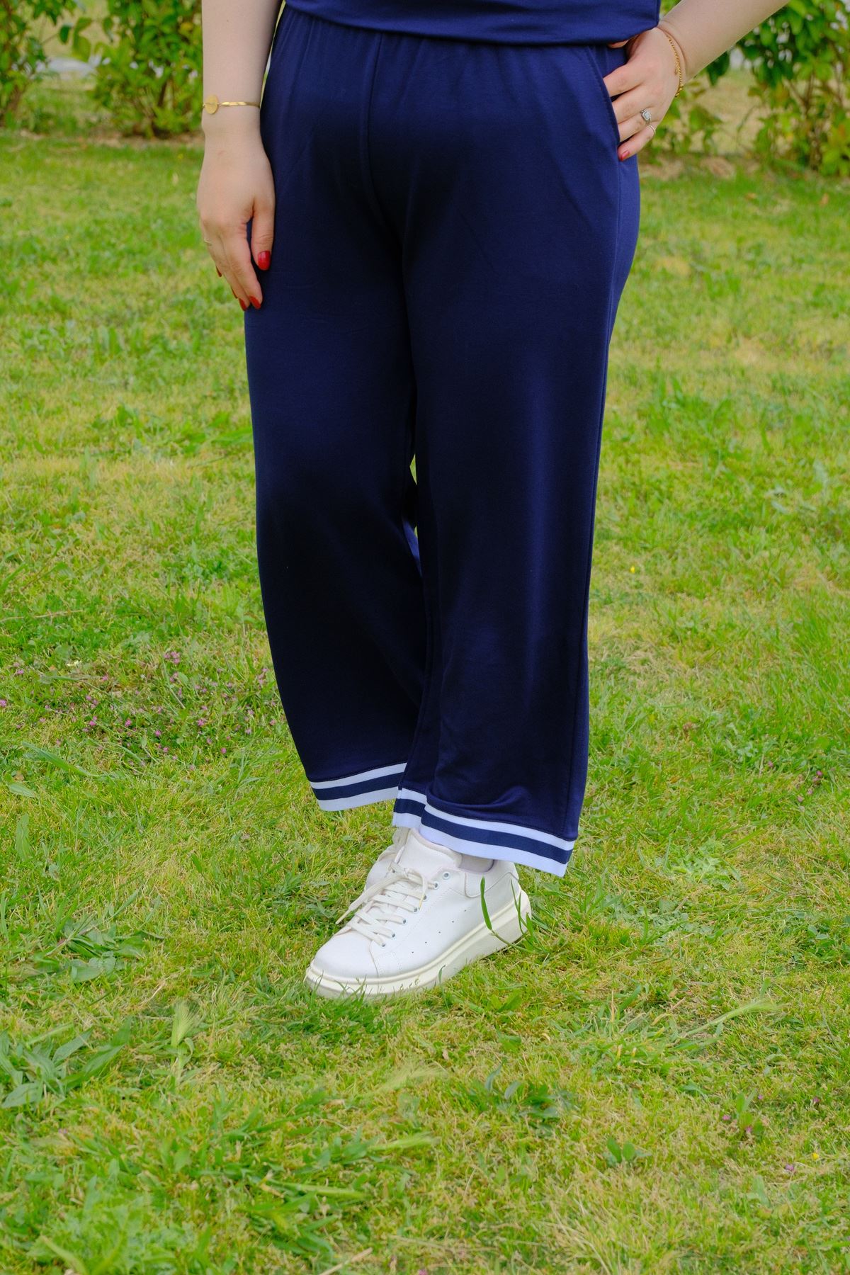 RENKTE BÜYÜK BEDEN LACİVERT ŞERİT DETAYLI TAKIM