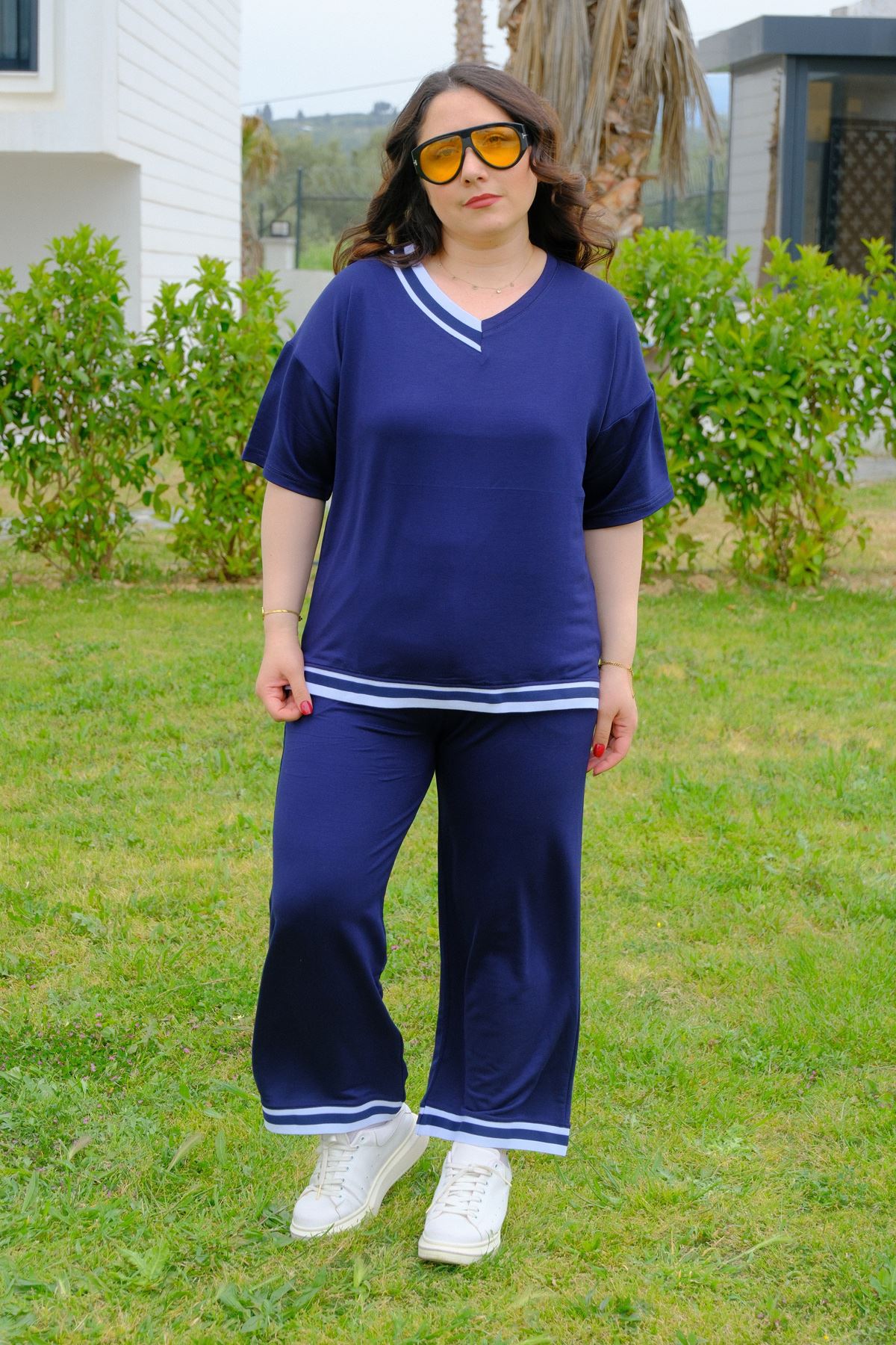 RENKTE BÜYÜK BEDEN LACİVERT ŞERİT DETAYLI TAKIM