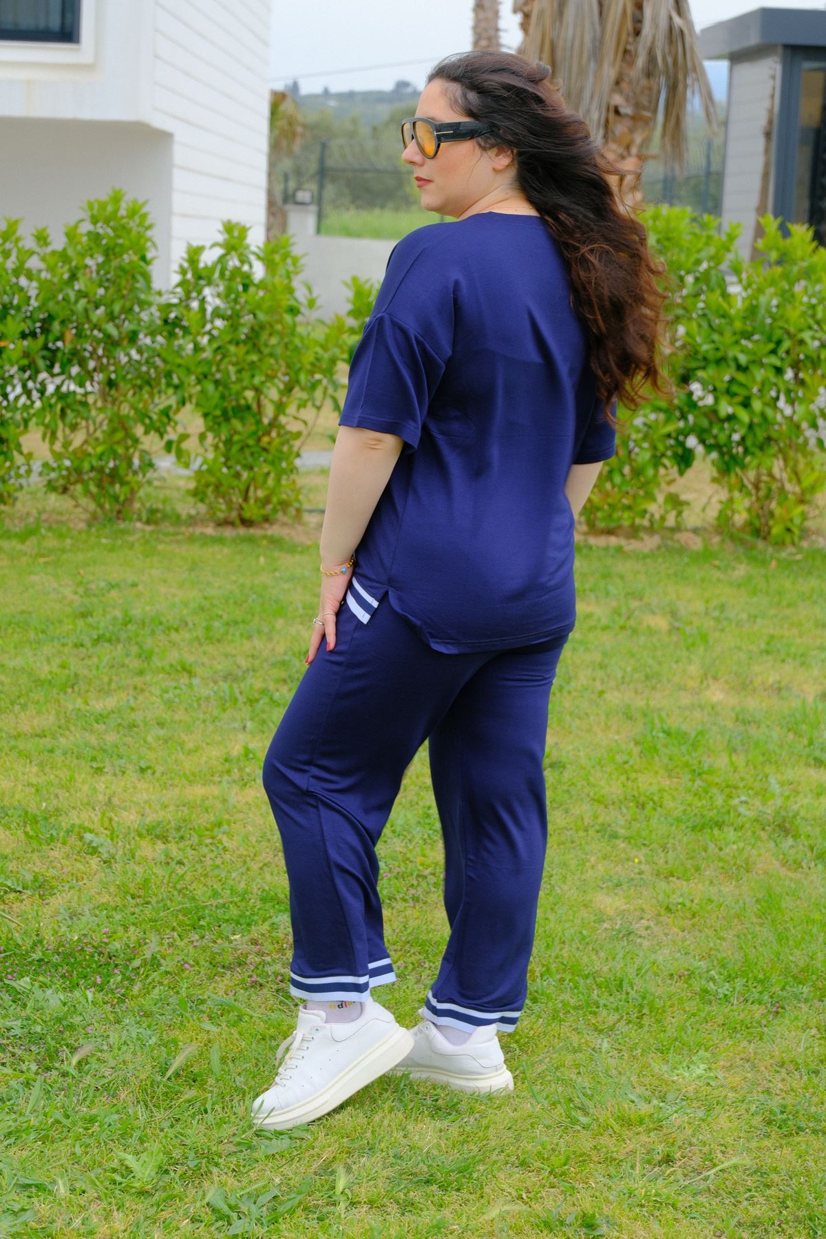 RENKTE BÜYÜK BEDEN LACİVERT ŞERİT DETAYLI TAKIM