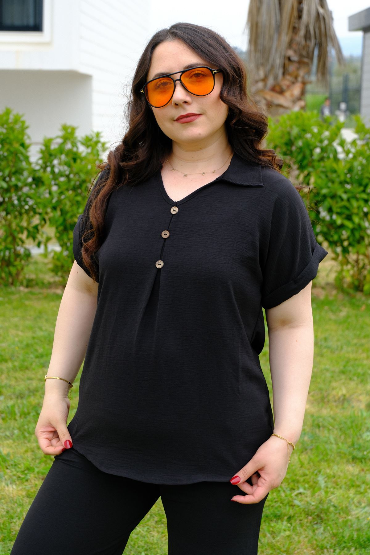 RENKTE BÜYÜK BEDEN DÜĞME DETAYLI SİYAH TAKIM