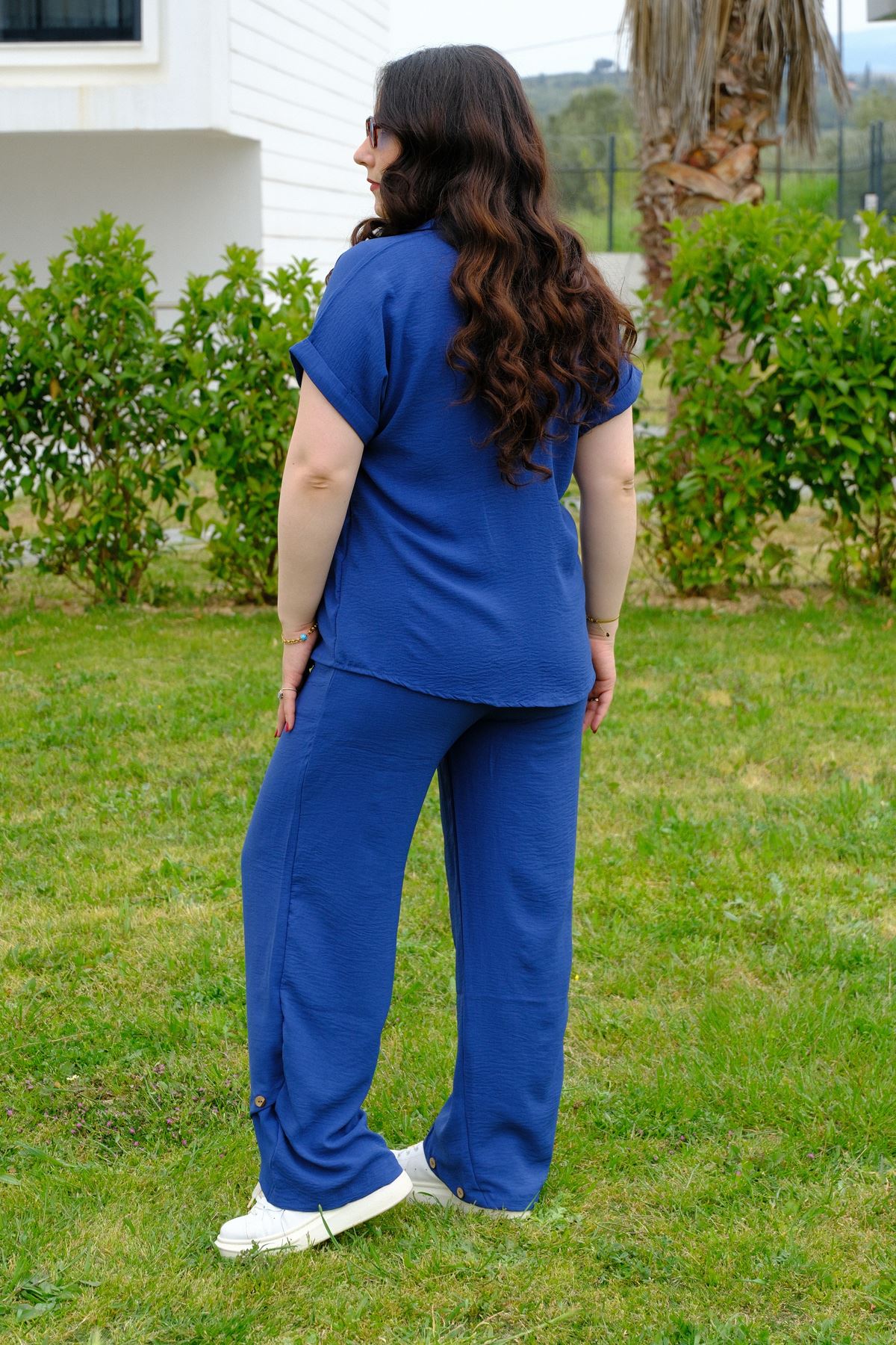 RENKTE BÜYÜK BEDEN DÜĞME DETAYLI İNDİGO TAKIM