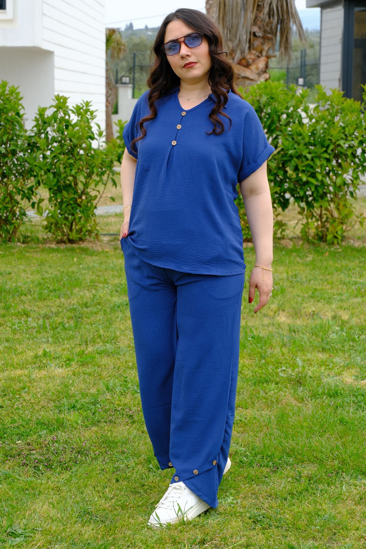 RENKTE BÜYÜK BEDEN DÜĞME DETAYLI İNDİGO TAKIM