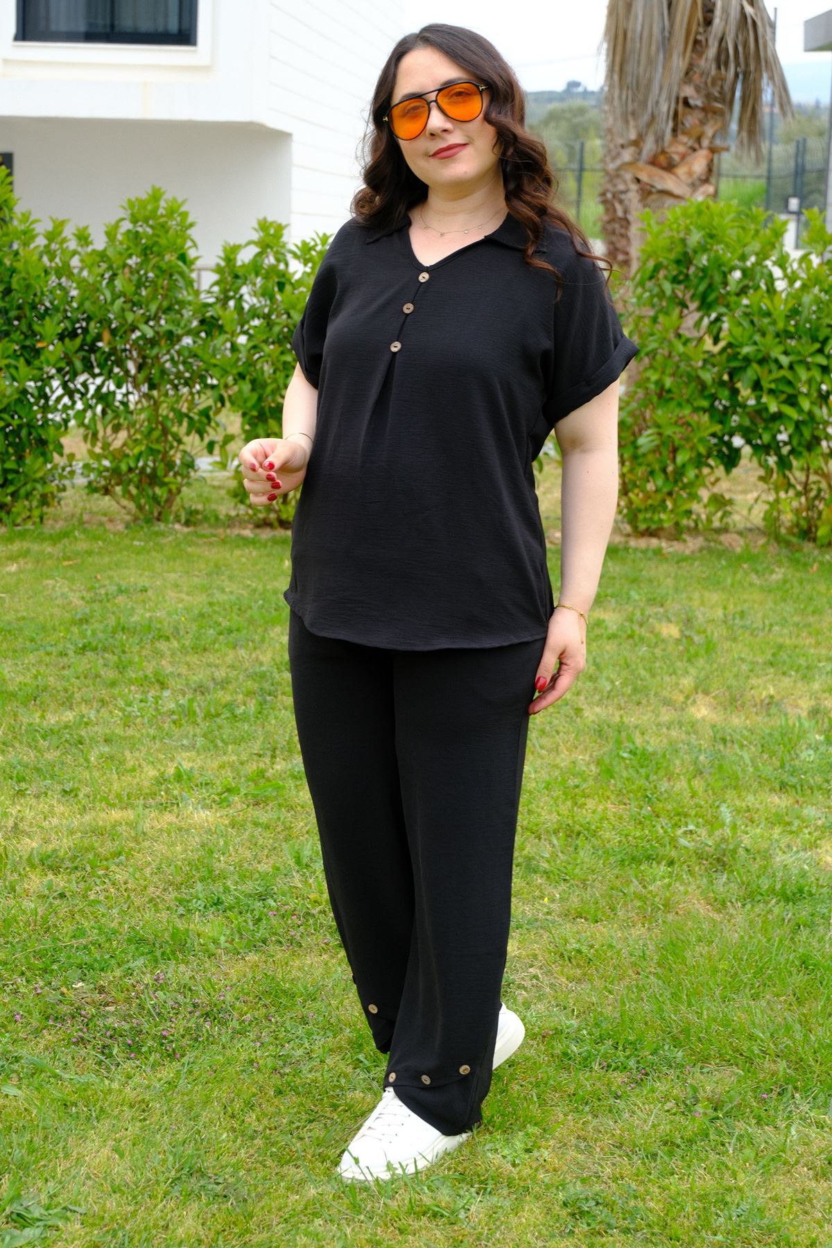 RENKTE BÜYÜK BEDEN DÜĞME DETAYLI SİYAH TAKIM