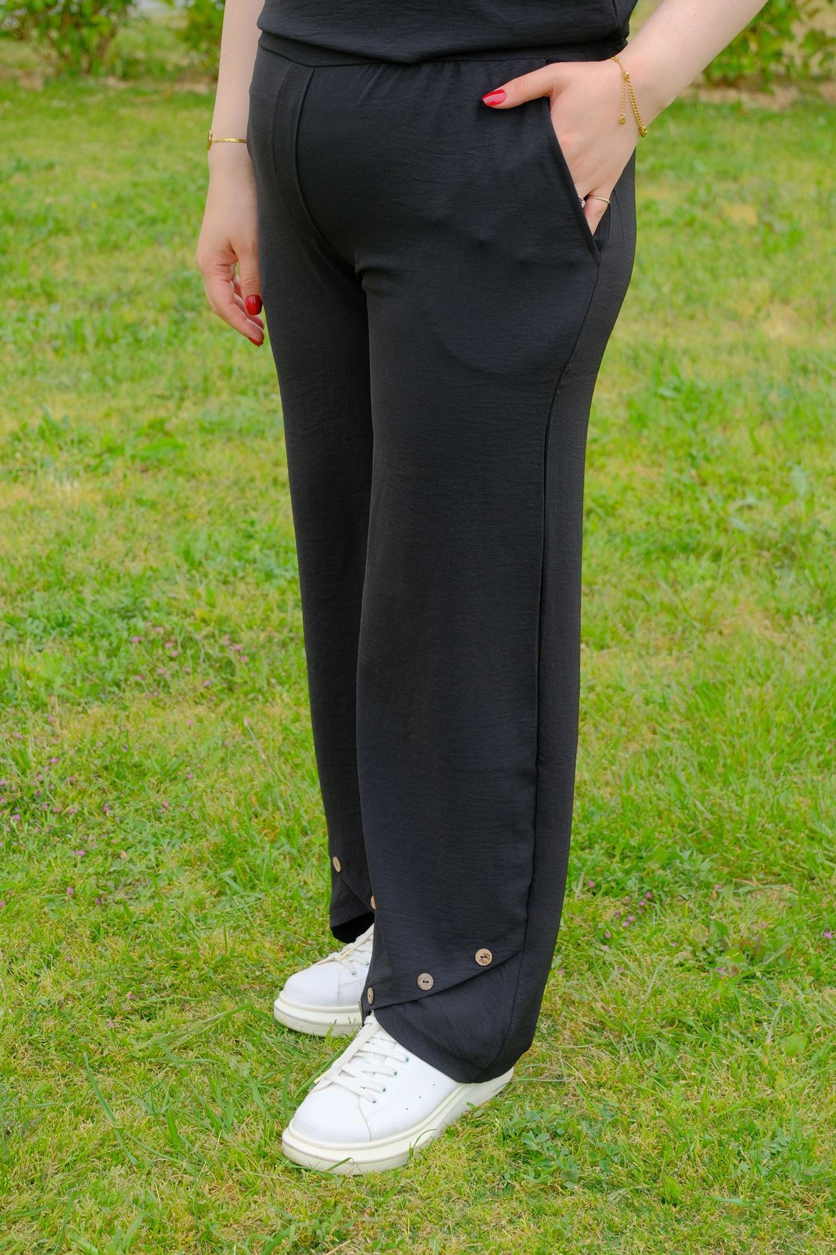 RENKTE BÜYÜK BEDEN DÜĞME DETAYLI SİYAH TAKIM