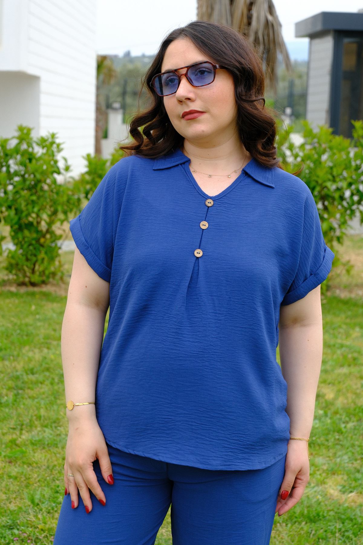 RENKTE BÜYÜK BEDEN DÜĞME DETAYLI İNDİGO TAKIM