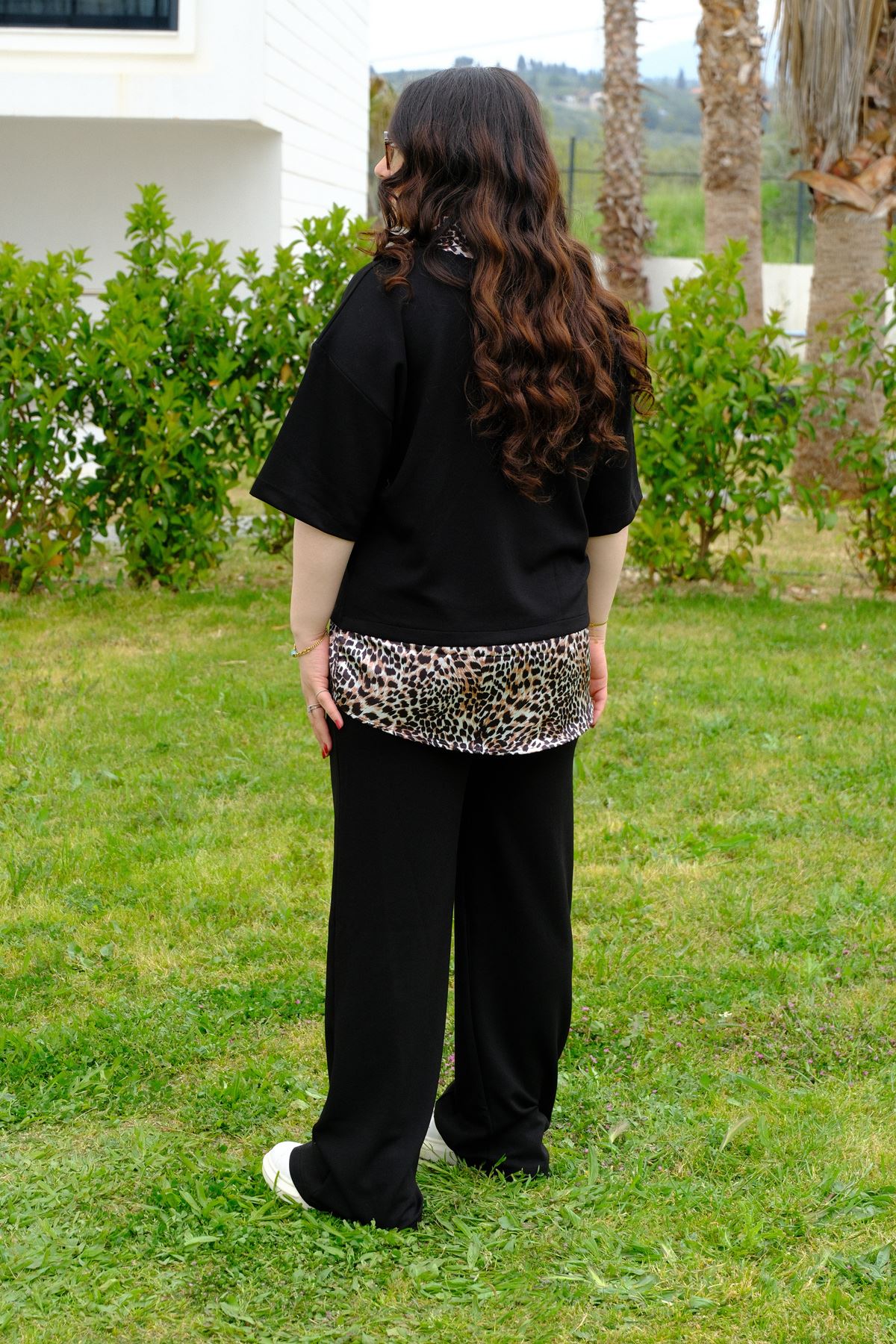 RENKTE BÜYÜK BEDEN LEOPAR ÇIKMALI SİYAH TAKIM