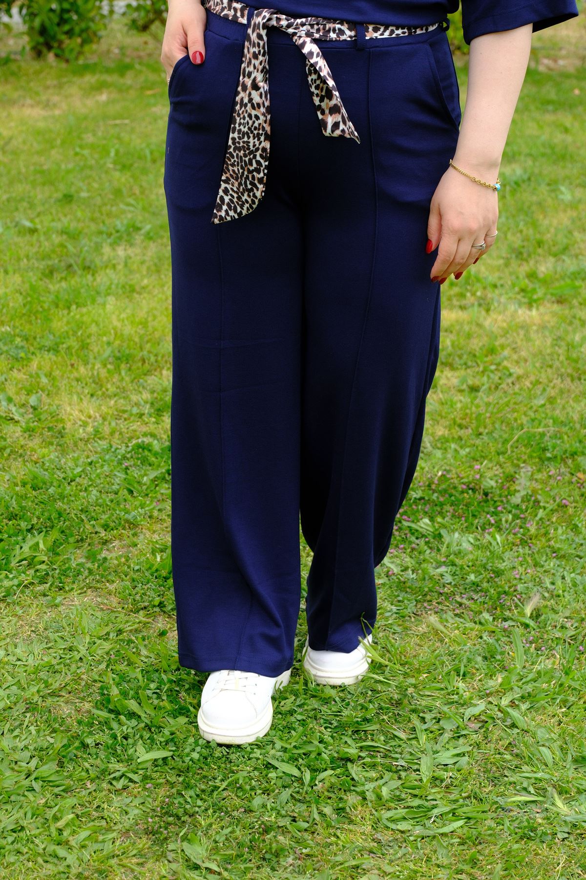 RENKTE BÜYÜK BEDEN LEOPAR ÇIKMALI LACİVERT TAKIM