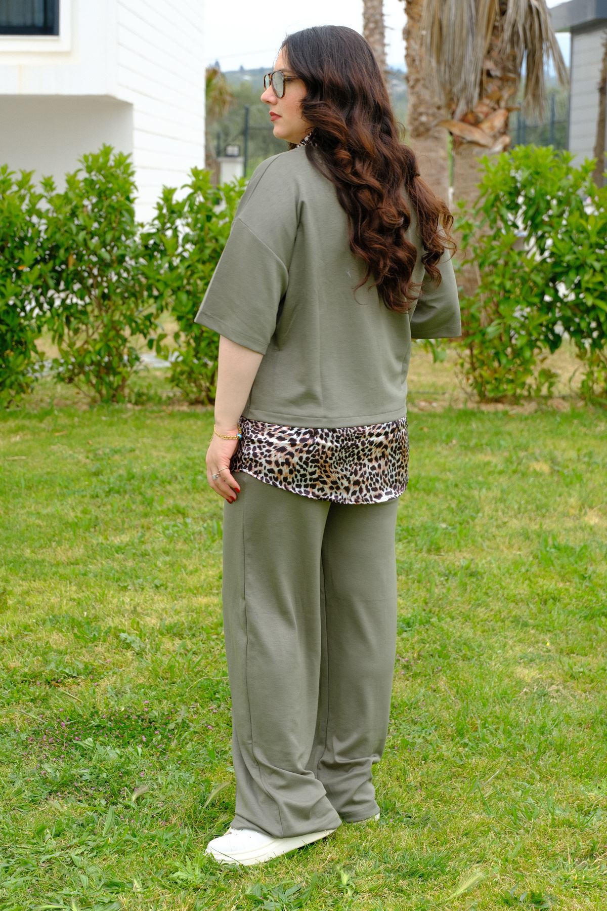 RENKTE BÜYÜK BEDEN LEOPAR ÇIKMALI HAKİ TAKIM