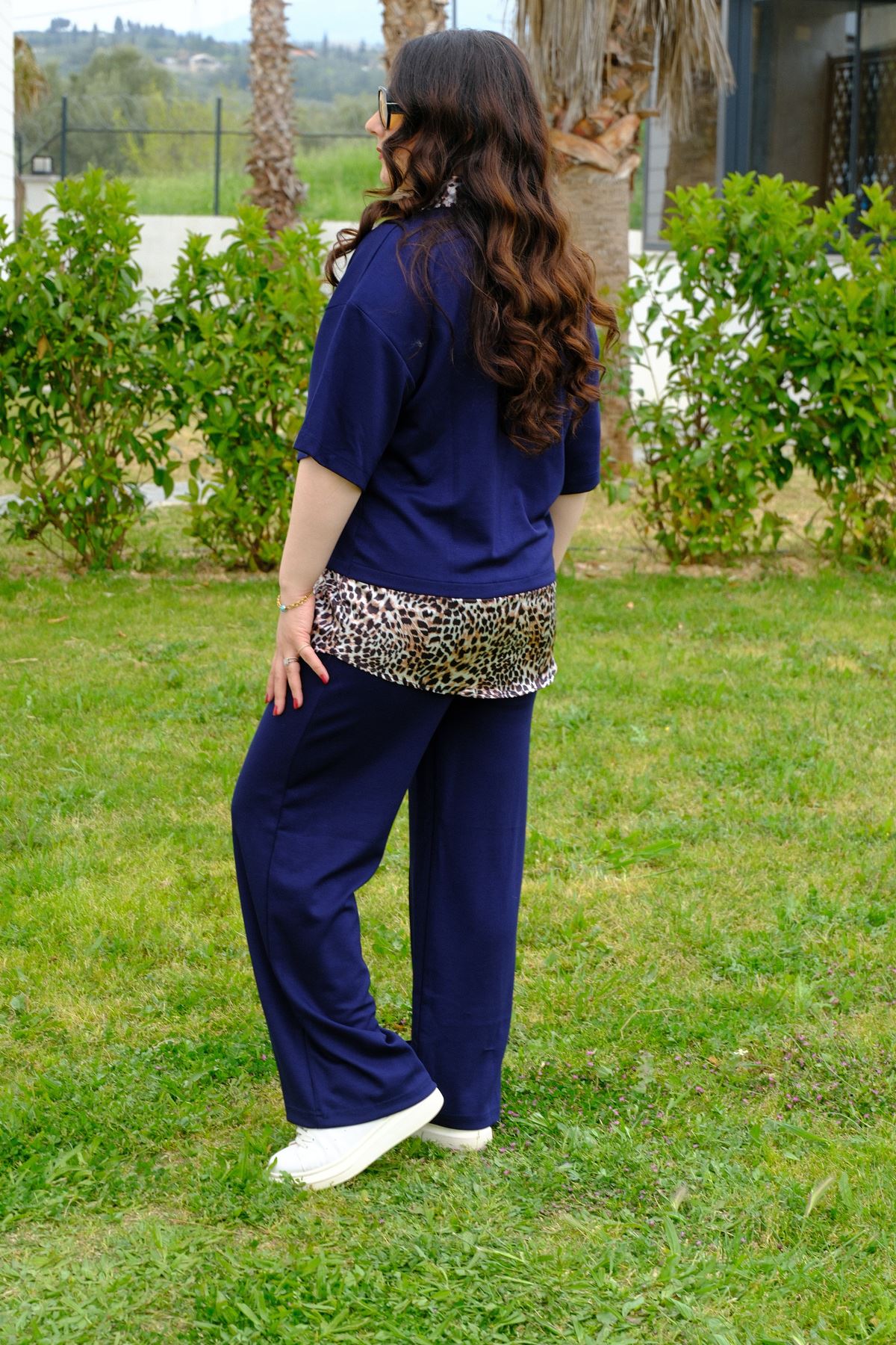 RENKTE BÜYÜK BEDEN LEOPAR ÇIKMALI LACİVERT TAKIM