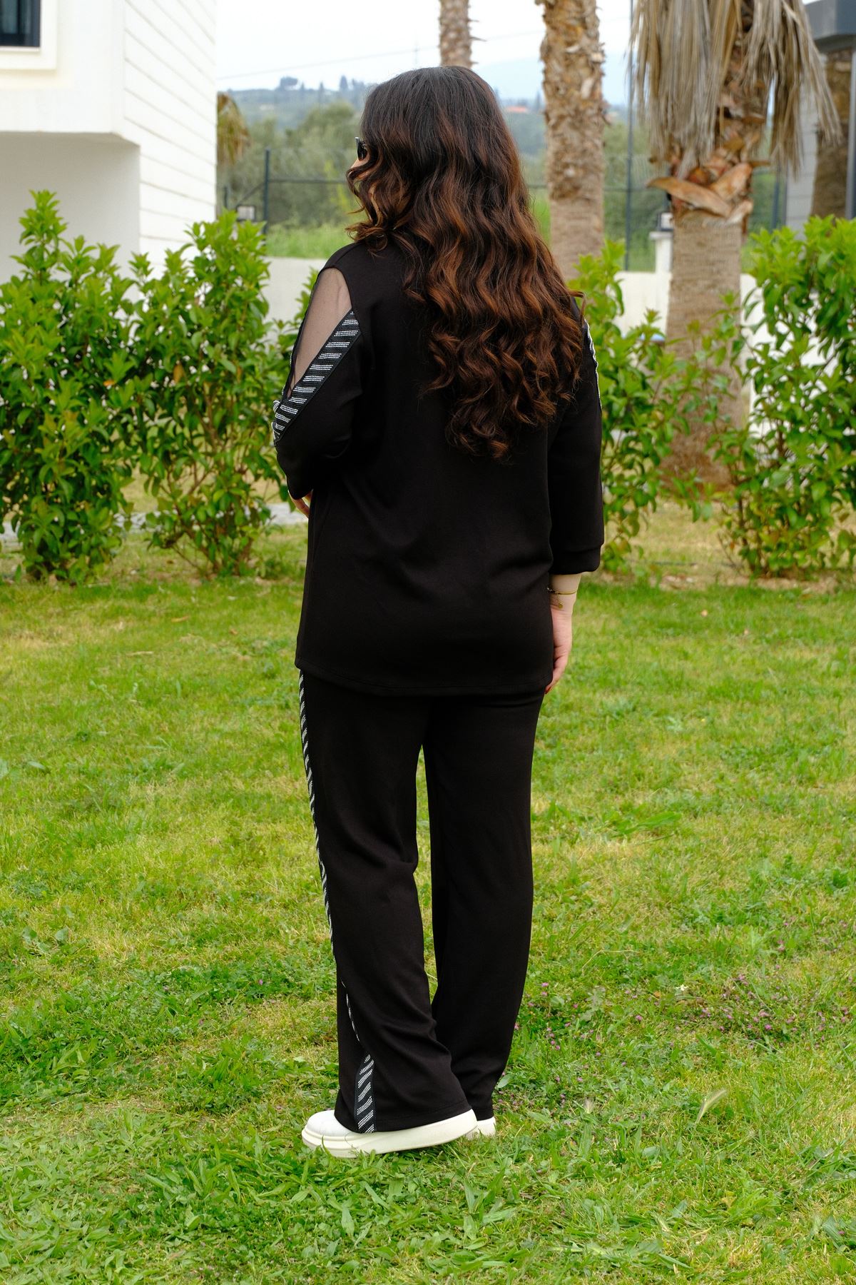 RENKTE BÜYÜK BEDEN TÜLLÜ TAŞLI SİYAH TAKIM