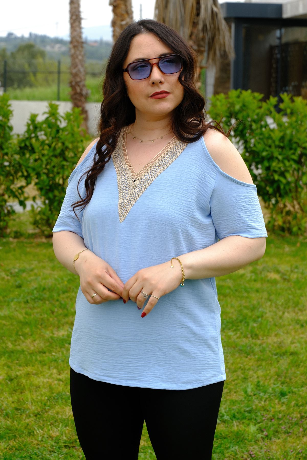 RENKTE GENİŞ KESİM OMUZLARI DEKOLTELİ MAVİ BLUZ